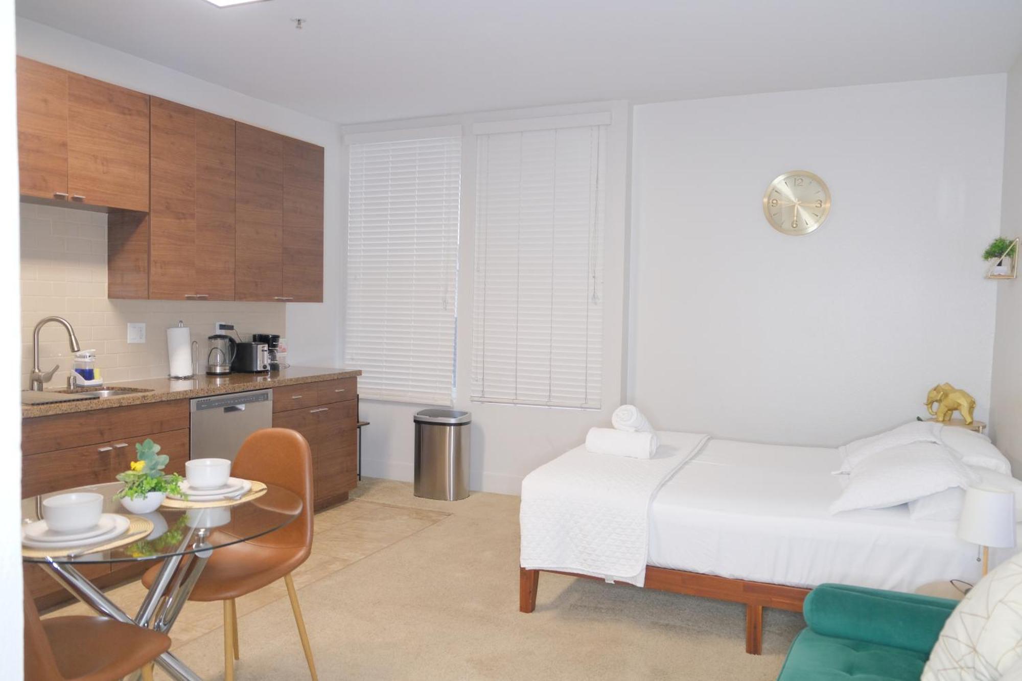 Exclusive In Mdr-venice With Pool, Gym & Hottub Apartment *