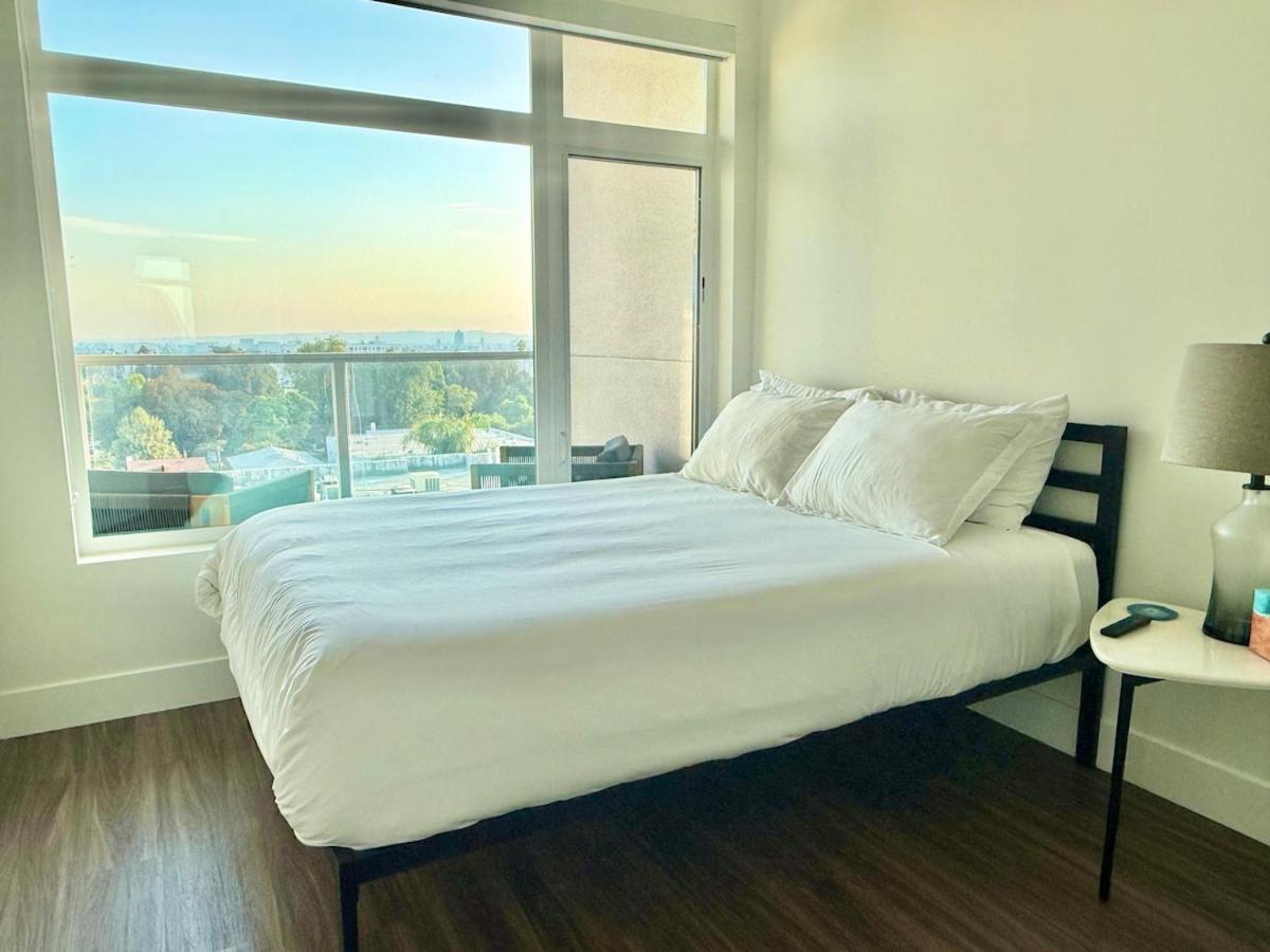 Penthouse With Views In Hollywood - One Bedroom W Parking Los Angeles
