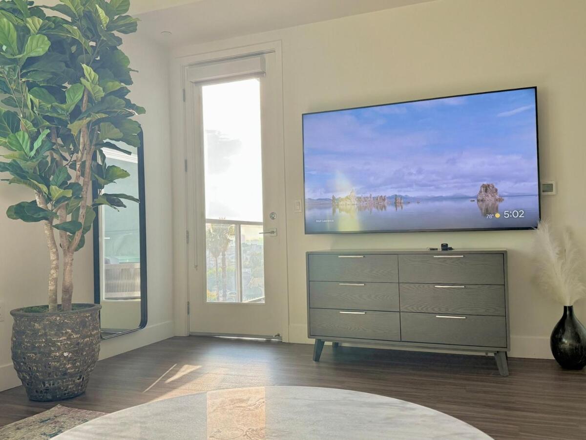 Penthouse With Views In Hollywood - One Bedroom W Parking Apartment Los Angeles