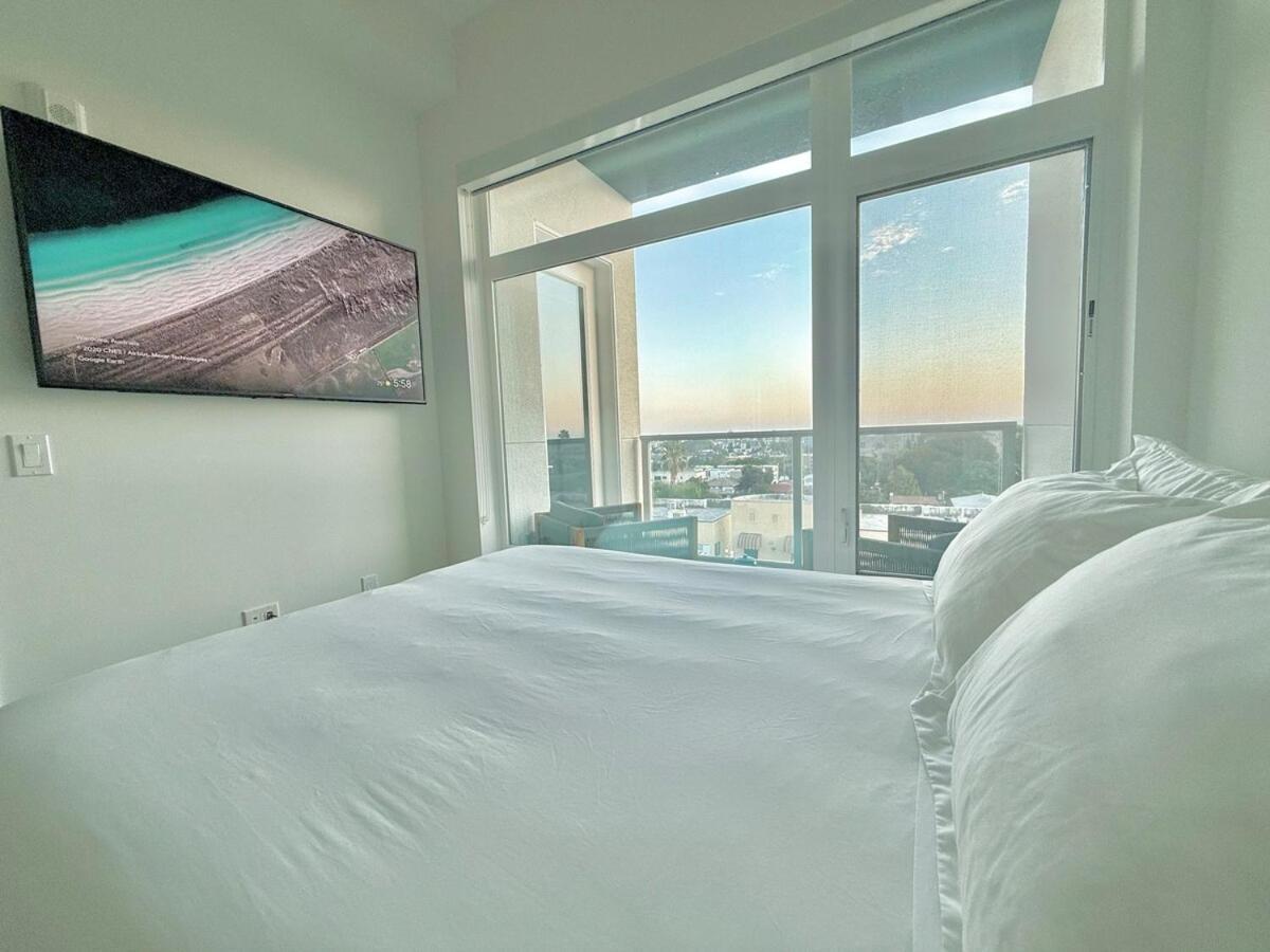 Penthouse With Views In Hollywood - One Bedroom W Parking Los Angeles