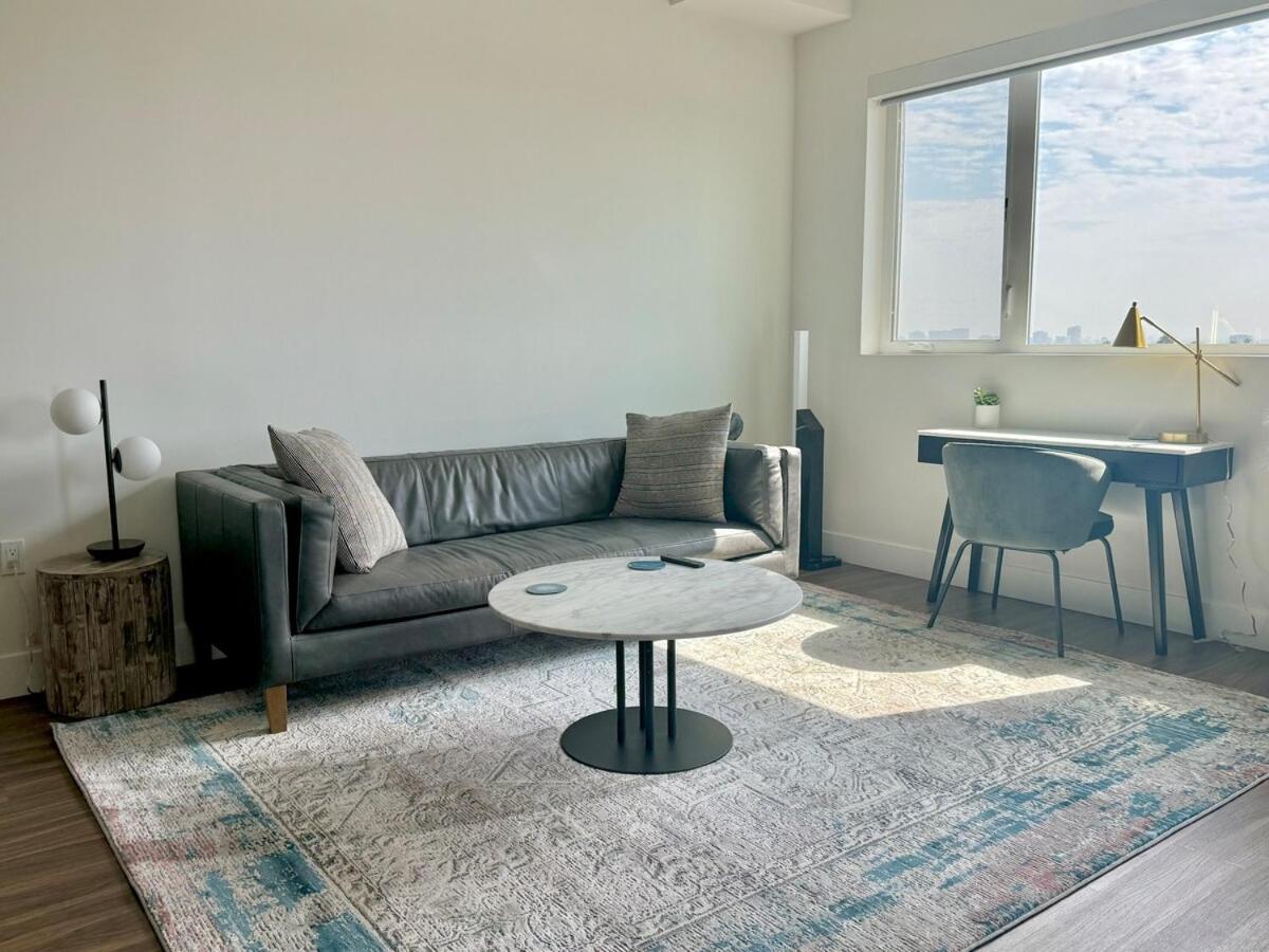 Penthouse With Views In Hollywood - One Bedroom W Parking