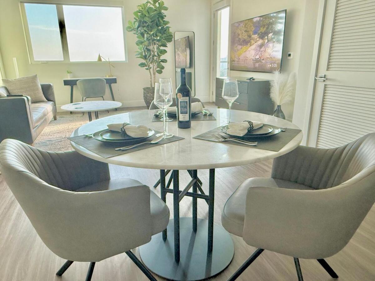 Penthouse With Views In Hollywood - One Bedroom W Parking Apartment