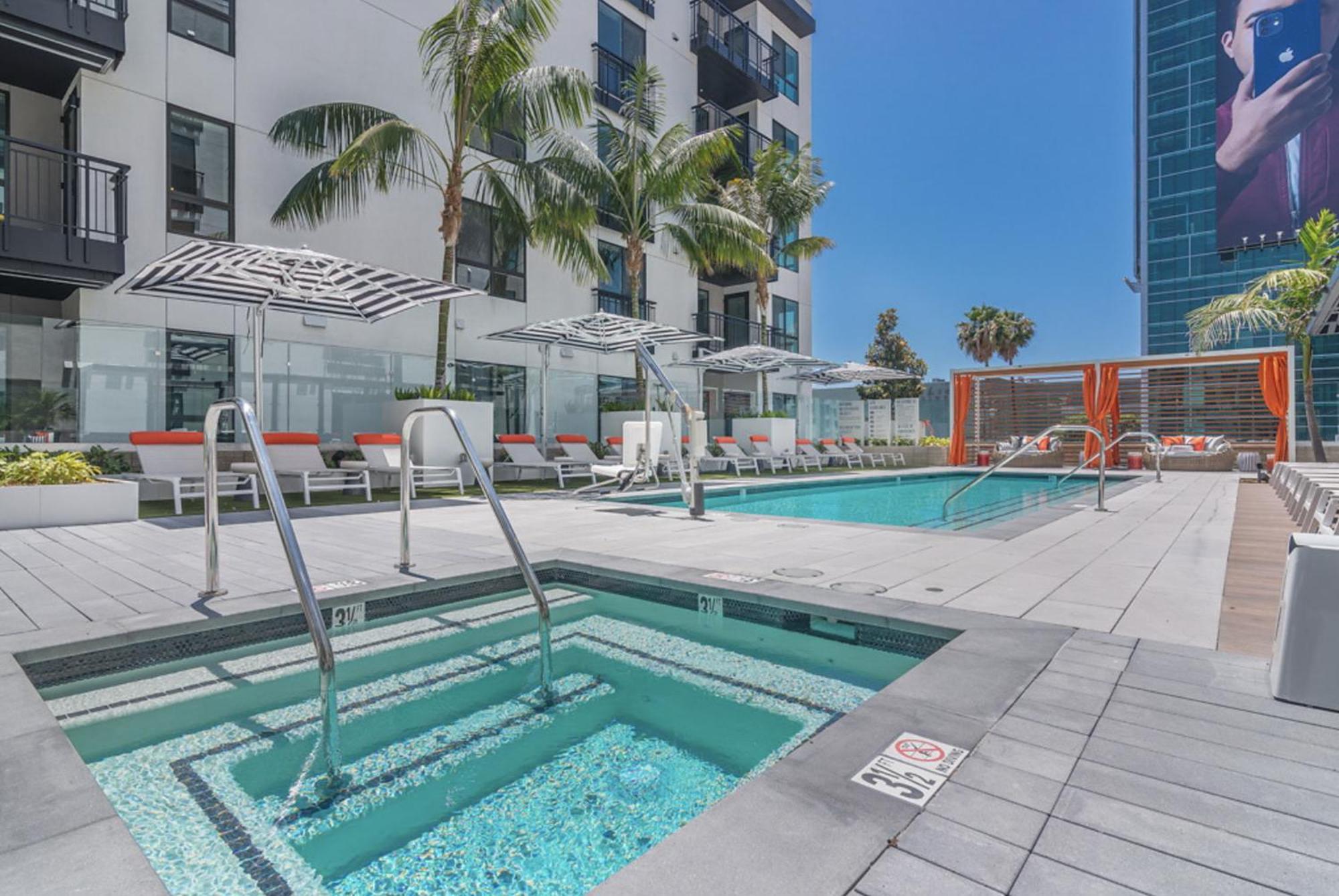 Sunset Lounge On Sunset Blvd With Pool & Jacuzzi *