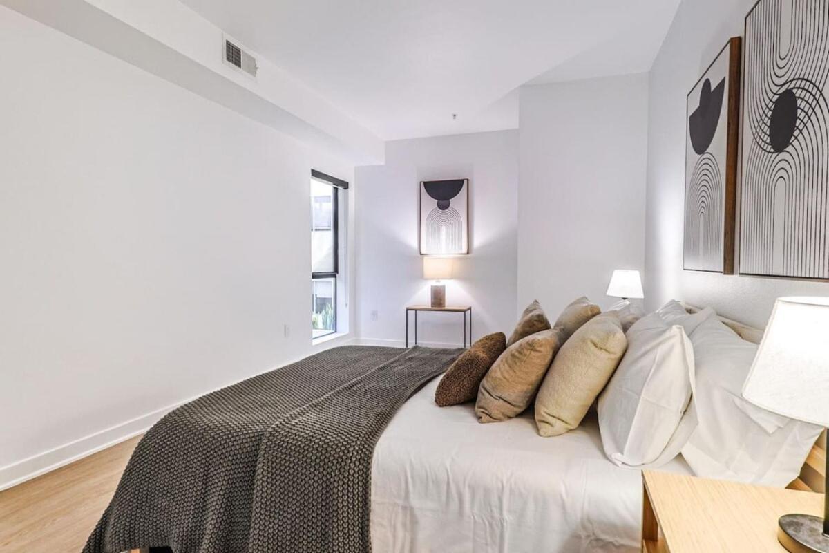 Stylish 2bdr & 2bth - 15 Mins Walk To The Beach! Apartment