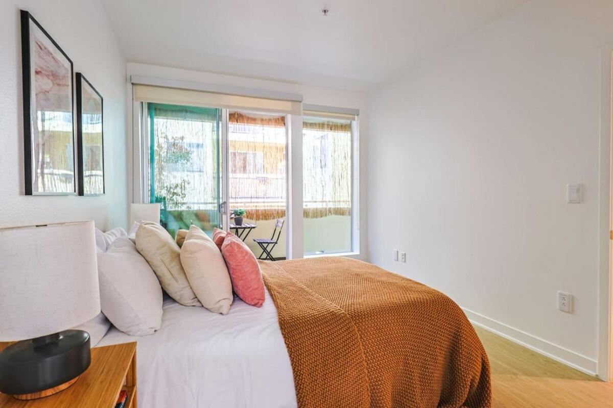 Stylish 2bdr & 2bth - 15 Mins Walk To The Beach! * Los Angeles