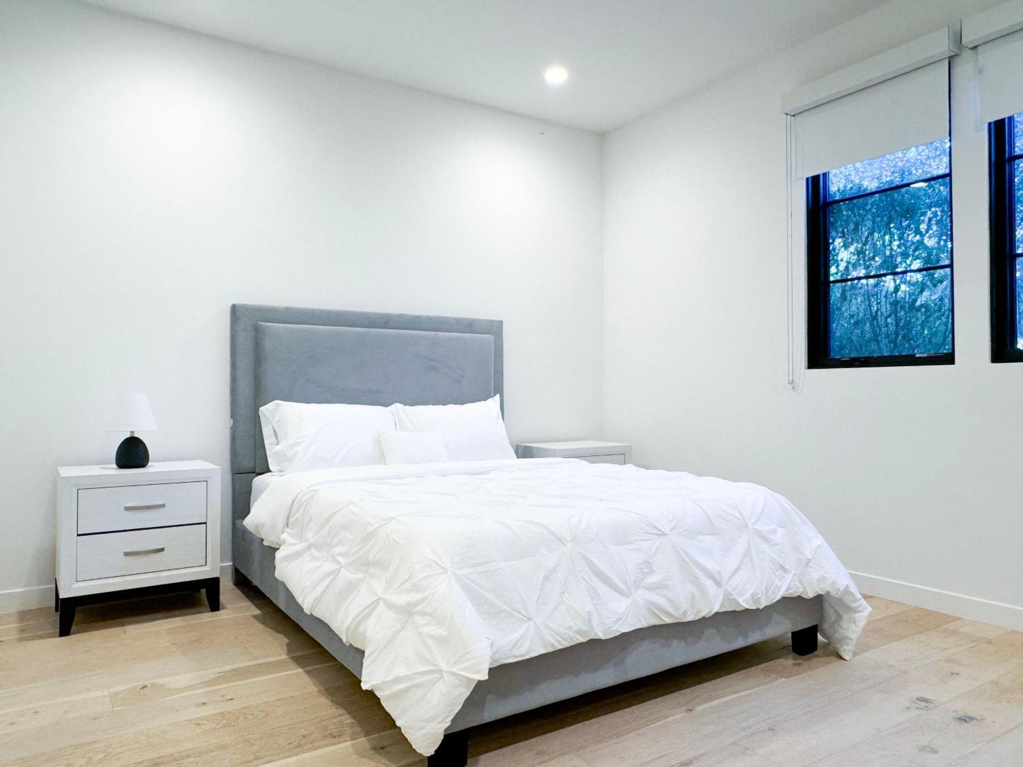 Capsule hotel Landmark Management West La