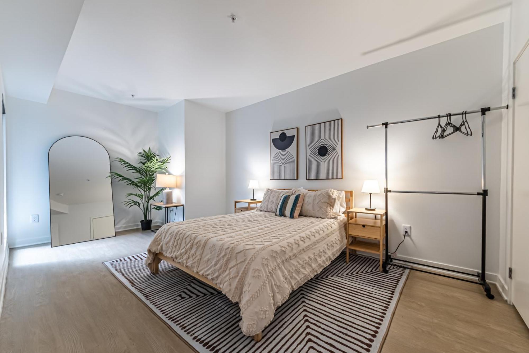 Apartment Stylish 2bdr & 2bth - 15 Mins Walk To The Beach!