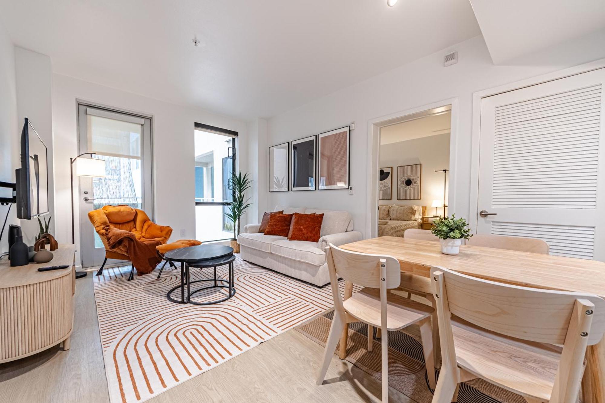 Stylish 2bdr & 2bth - 15 Mins Walk To The Beach! Apartment