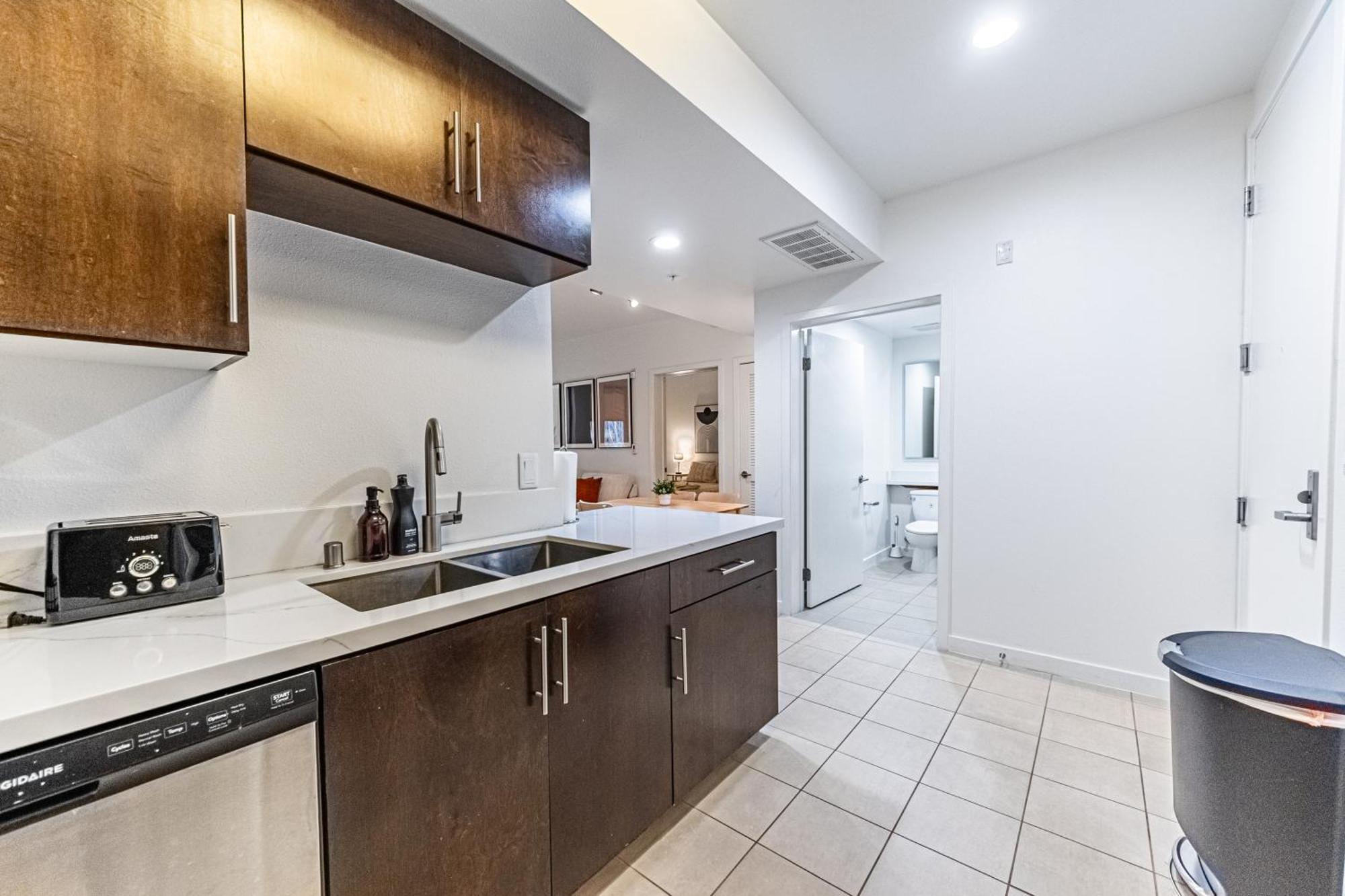 Stylish 2bdr & 2bth - 15 Mins Walk To The Beach! Los Angeles