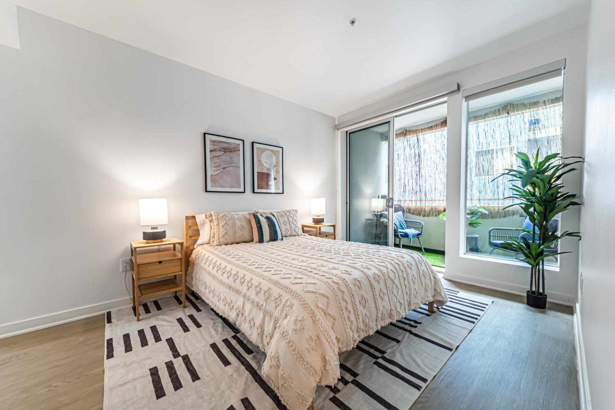 Stylish 2bdr & 2bth - 15 Mins Walk To The Beach! Apartment *