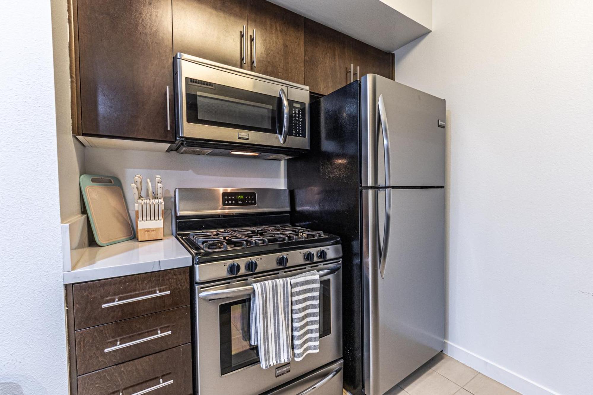 Stylish 2bdr & 2bth - 15 Mins Walk To The Beach!