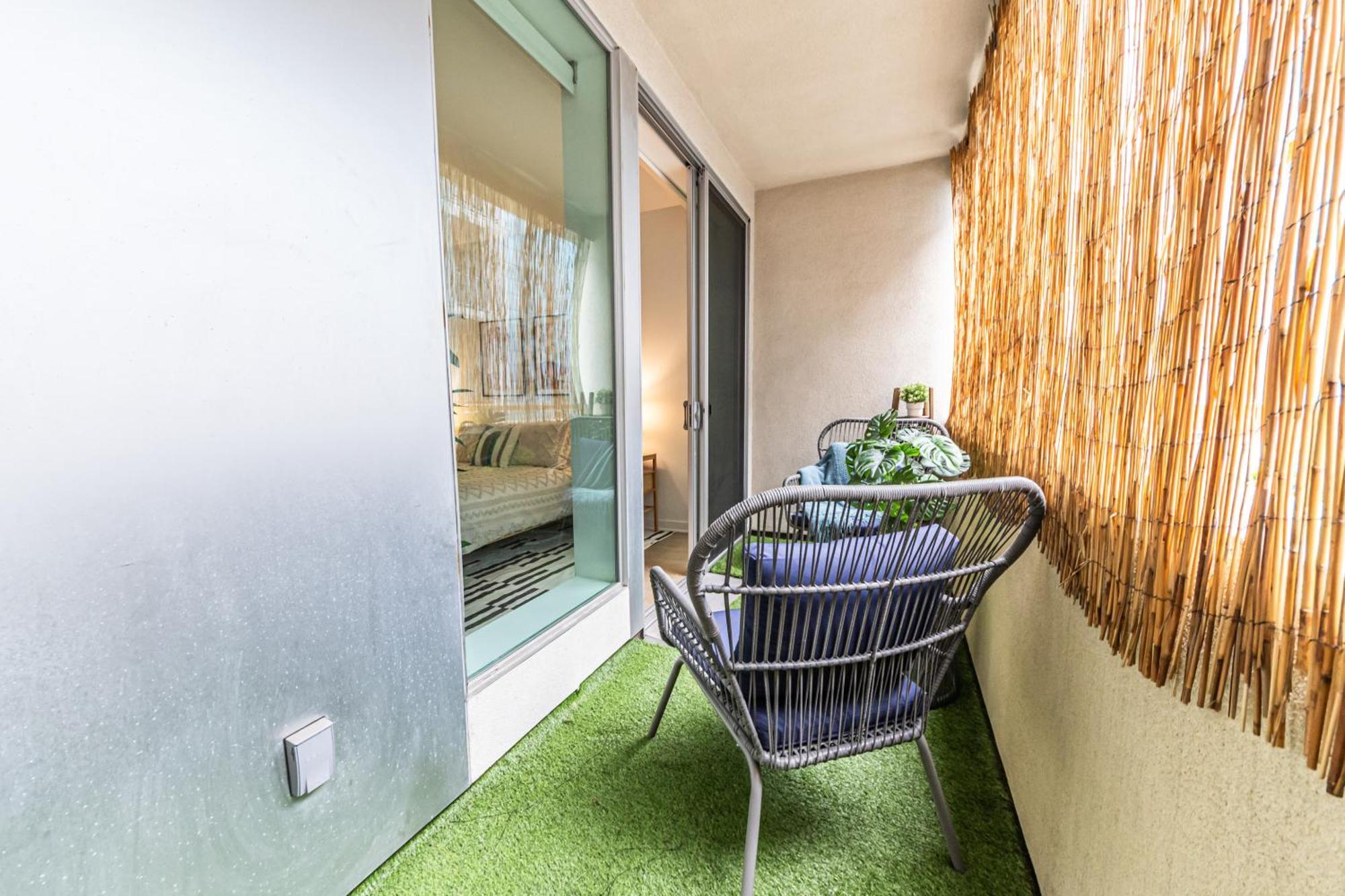 Stylish 2bdr & 2bth - 15 Mins Walk To The Beach! Apartment