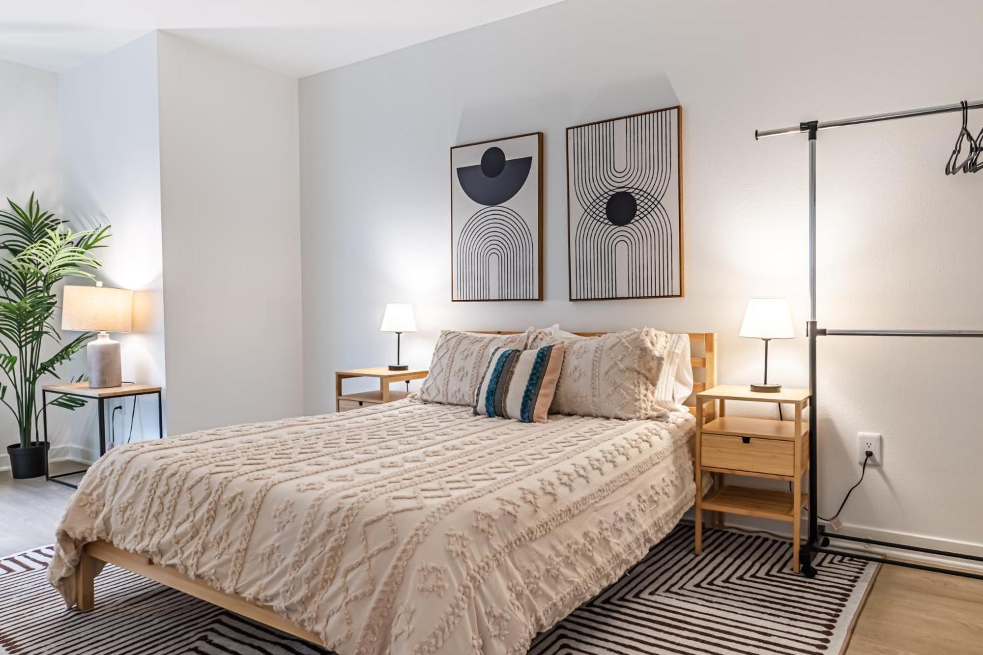 Apartment Stylish 2bdr & 2bth - 15 Mins Walk To The Beach! *