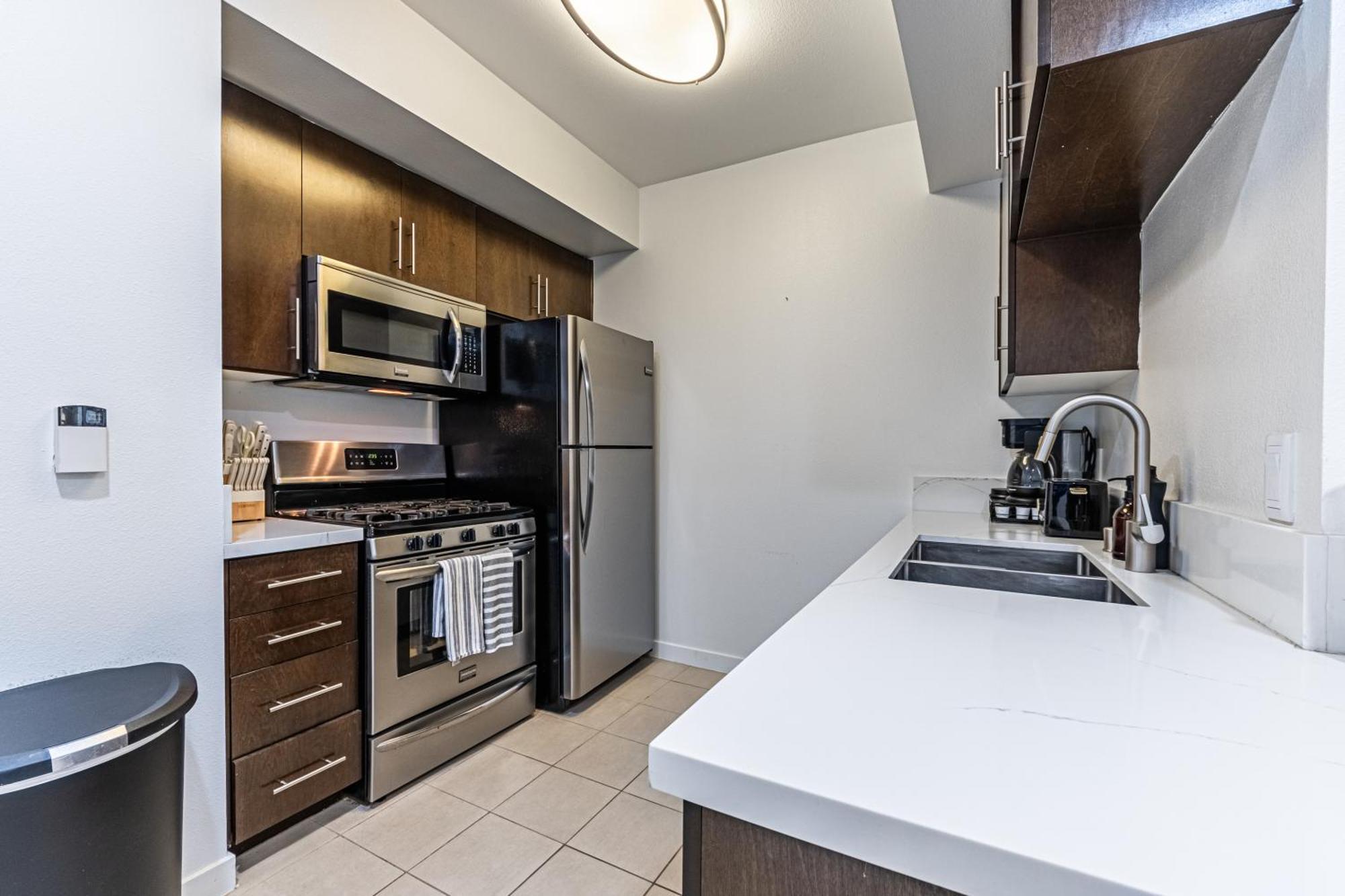 Stylish 2bdr & 2bth - 15 Mins Walk To The Beach!
