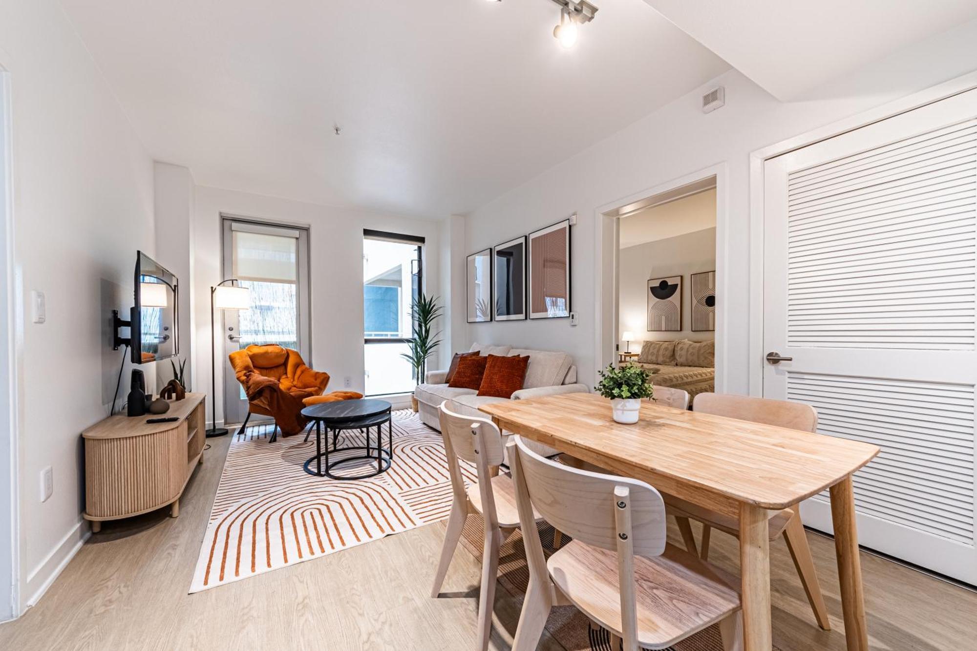 Apartment Stylish 2bdr & 2bth - 15 Mins Walk To The Beach!