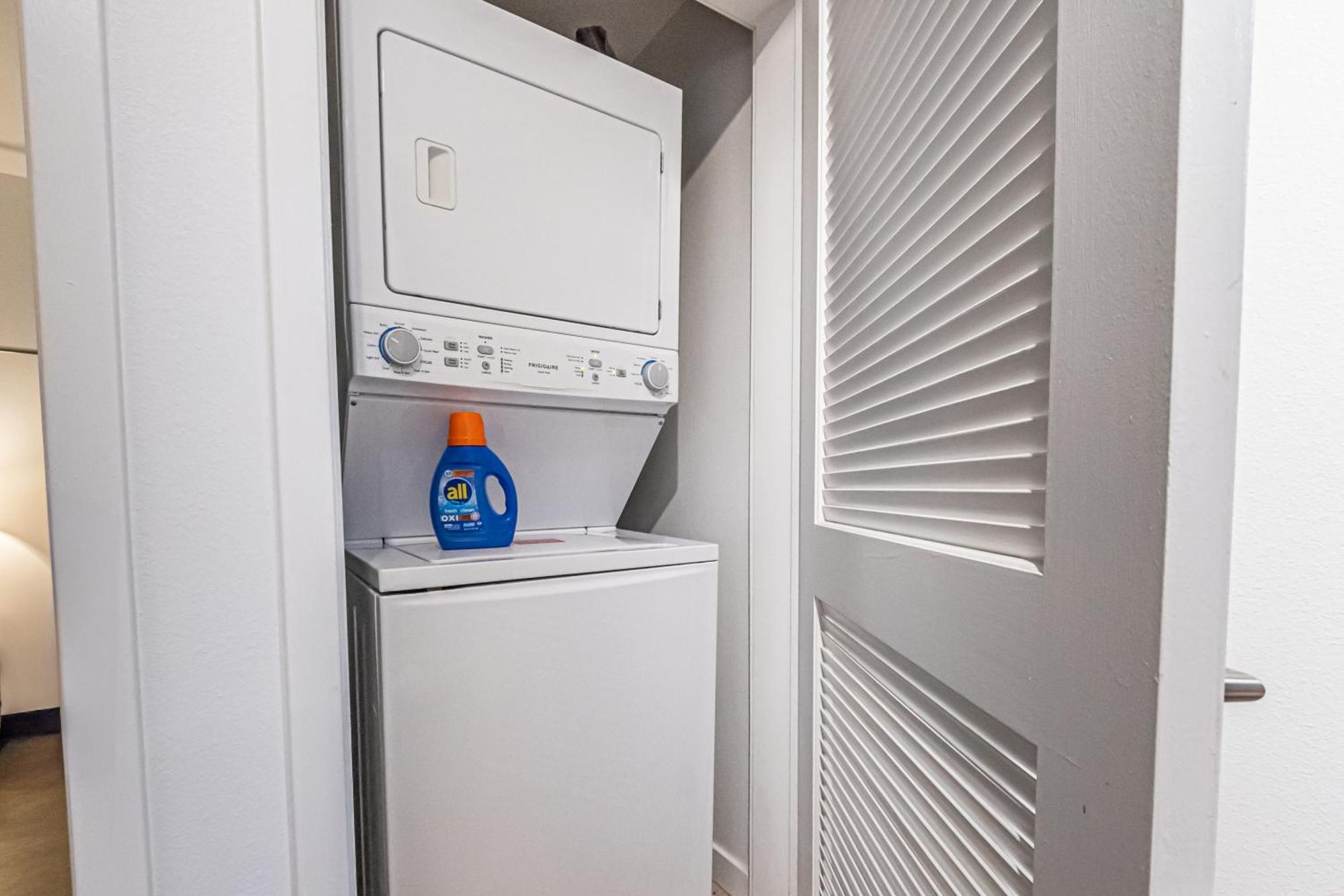 Apartment Stylish 2bdr & 2bth - 15 Mins Walk To The Beach! Los Angeles
