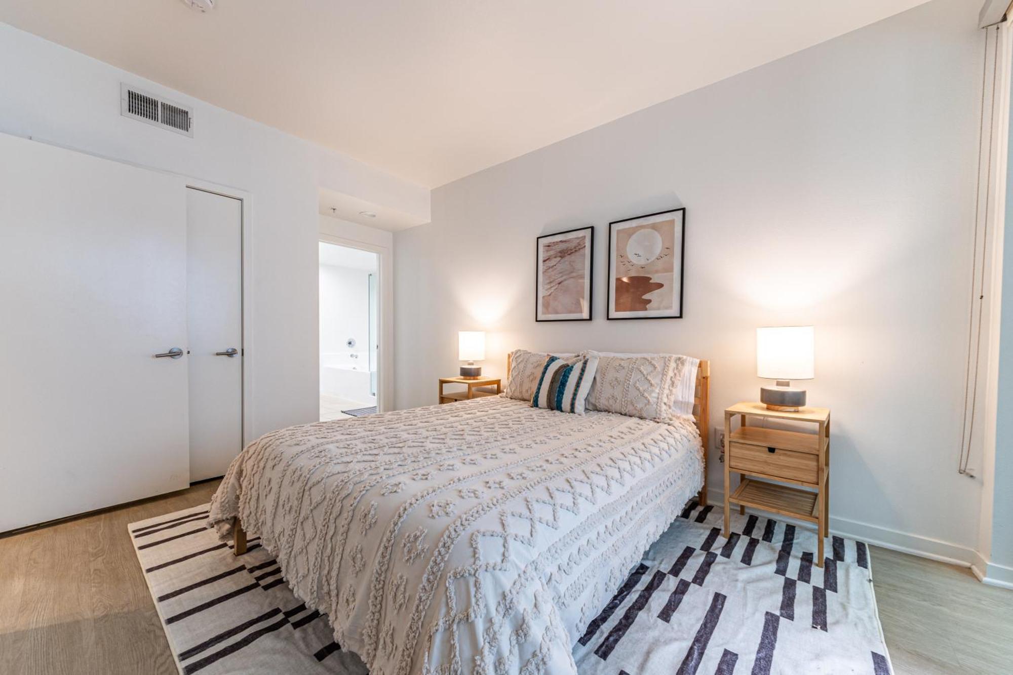 Stylish 2bdr & 2bth - 15 Mins Walk To The Beach! Los Angeles