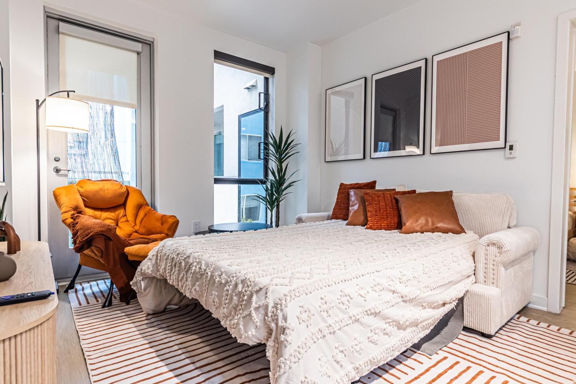 Apartment Stylish 2bdr & 2bth - 15 Mins Walk To The Beach!