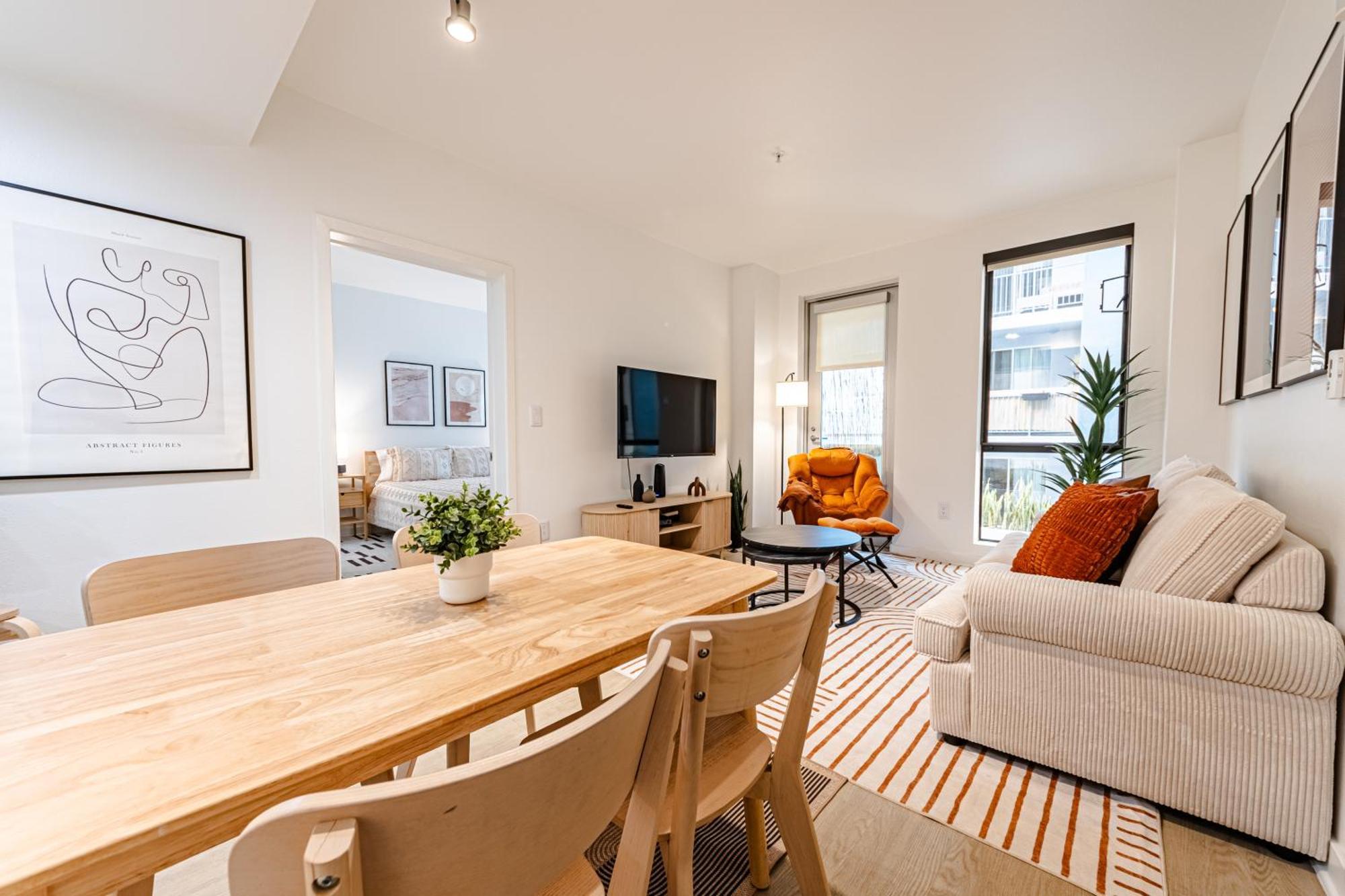Stylish 2bdr & 2bth - 15 Mins Walk To The Beach! Apartment