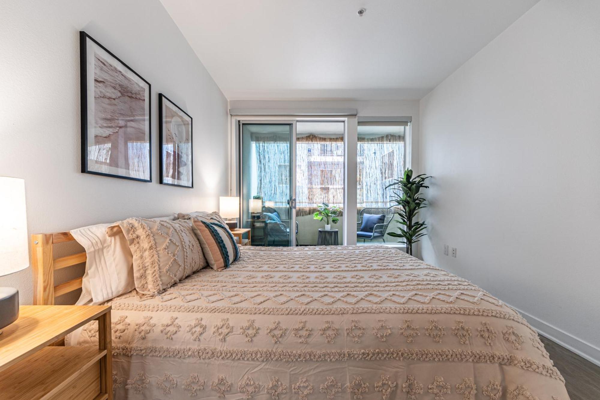 Stylish 2bdr & 2bth - 15 Mins Walk To The Beach! Apartment *
