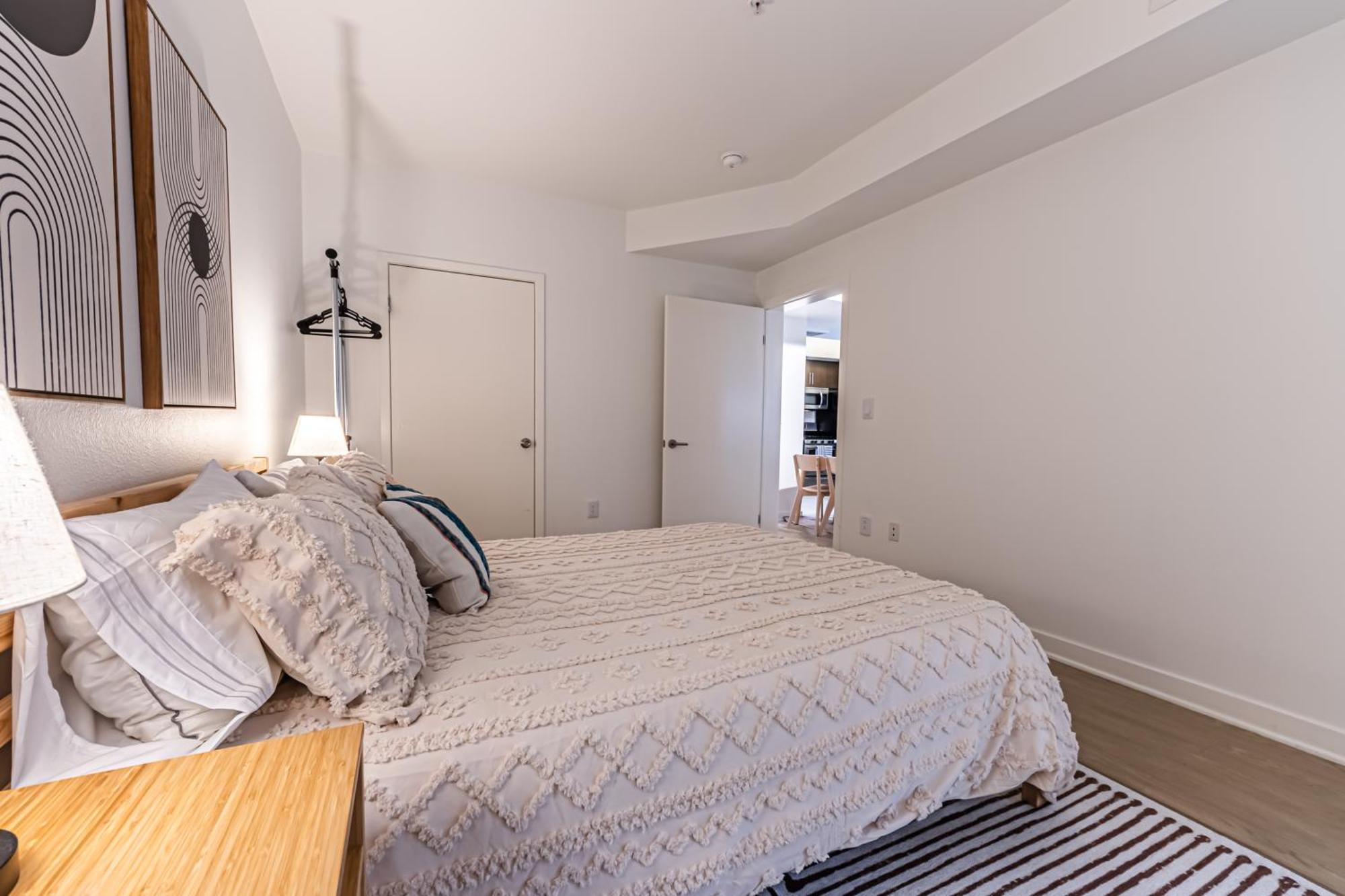 Stylish 2bdr & 2bth - 15 Mins Walk To The Beach! Apartment Los Angeles