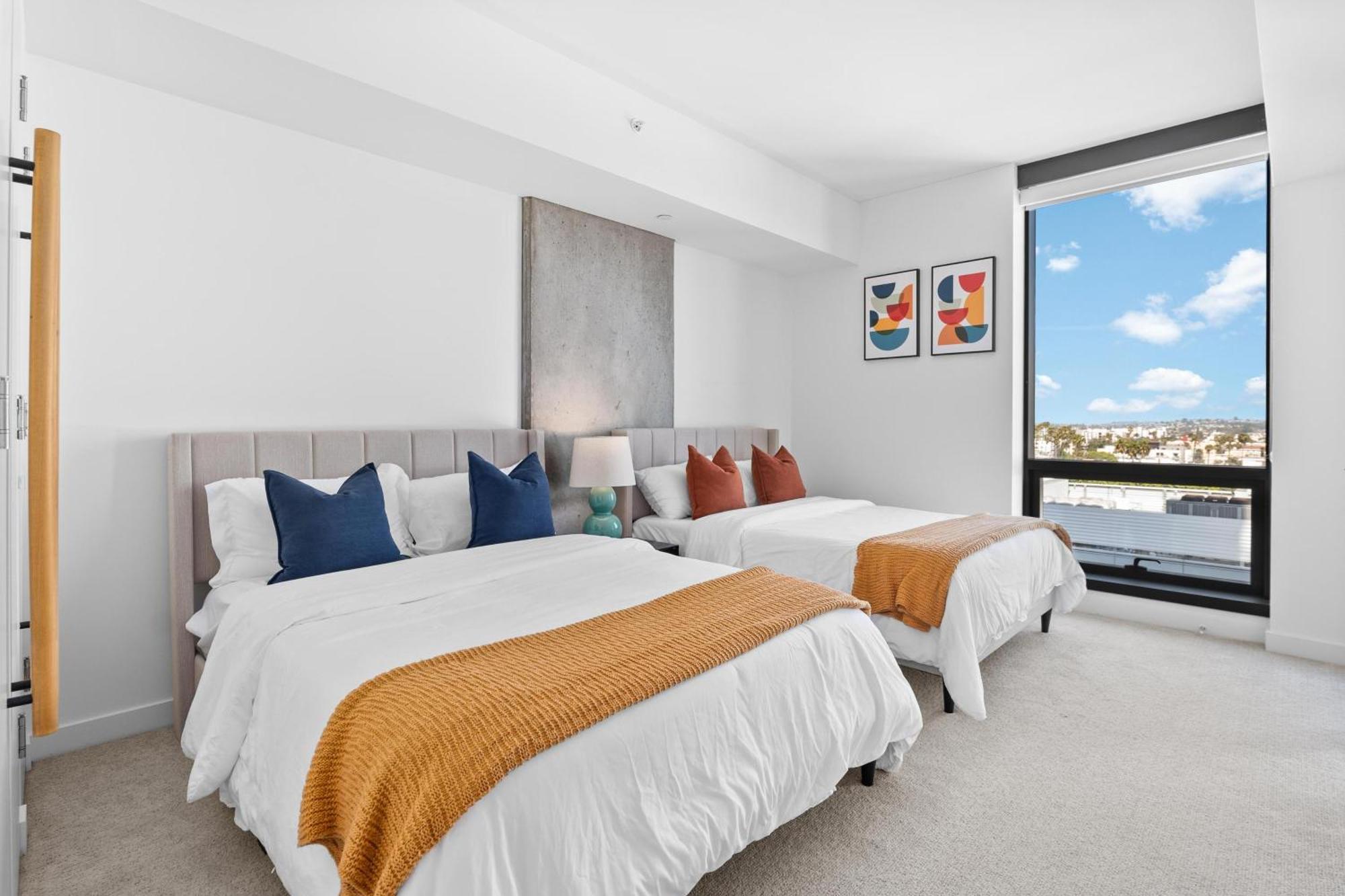 Rooftop Pool Modern 2br, 2ba - Panoramic Hollywood Views * Los Angeles
