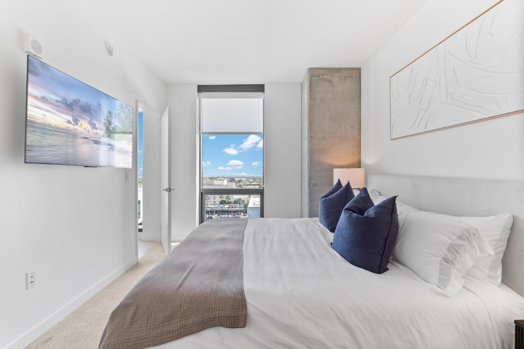 Apartment Rooftop Pool Modern 2br, 2ba - Panoramic Hollywood Views *