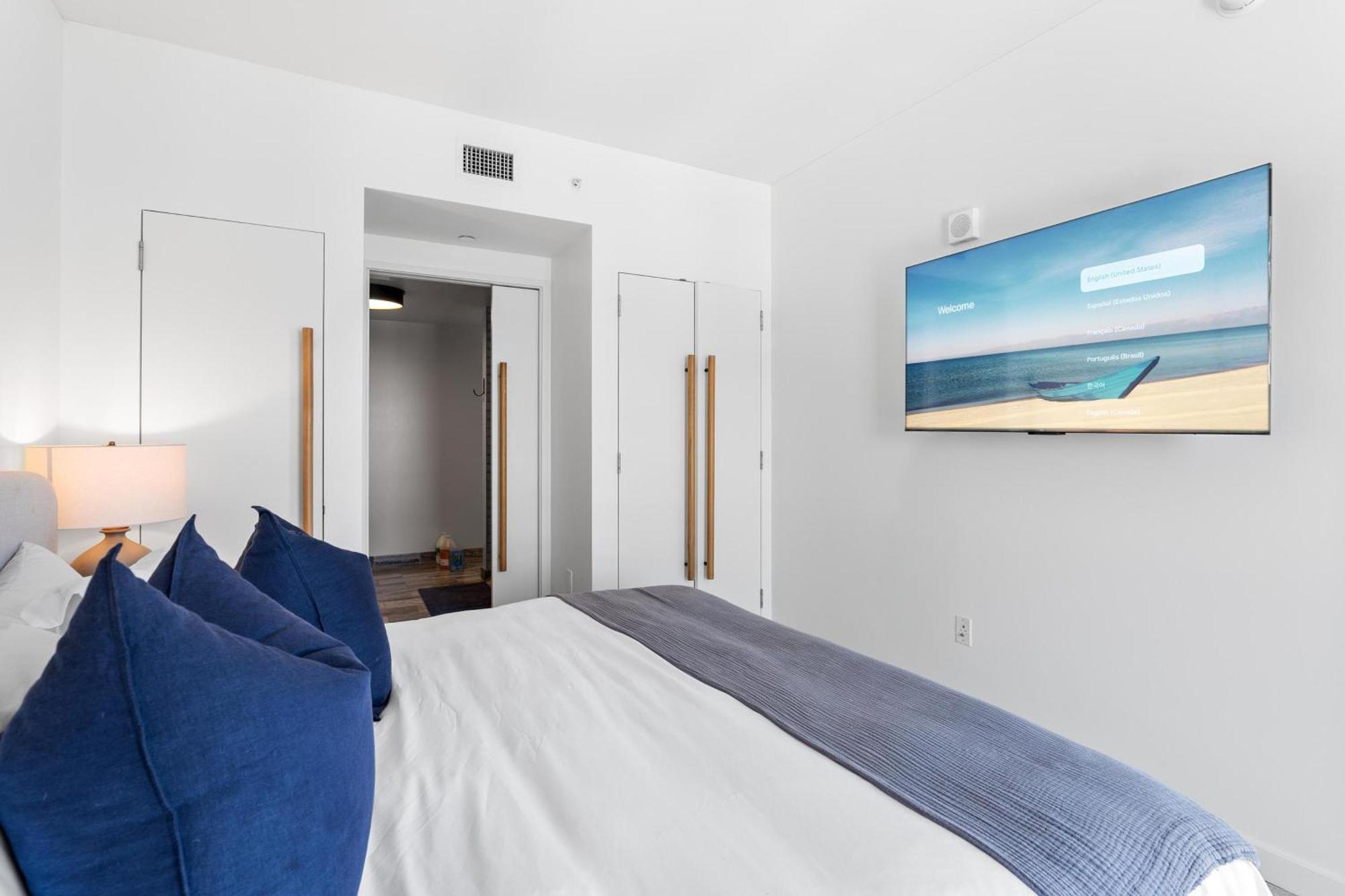 Rooftop Pool Modern 2br, 2ba - Panoramic Hollywood Views Apartment Los Angeles