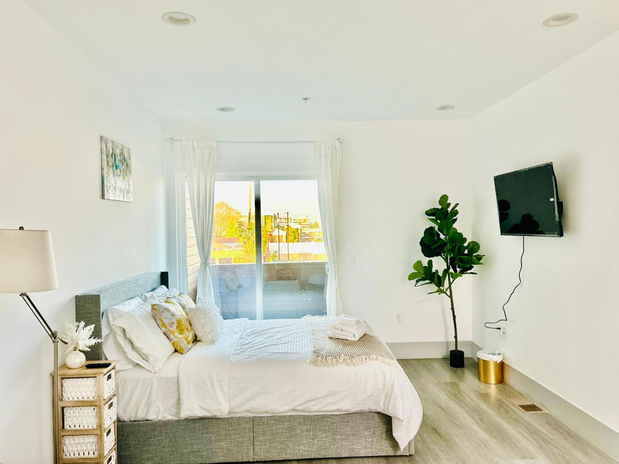 Apartment Newly Gated Stylish Steps To Hollywood 2b2b Los Angeles
