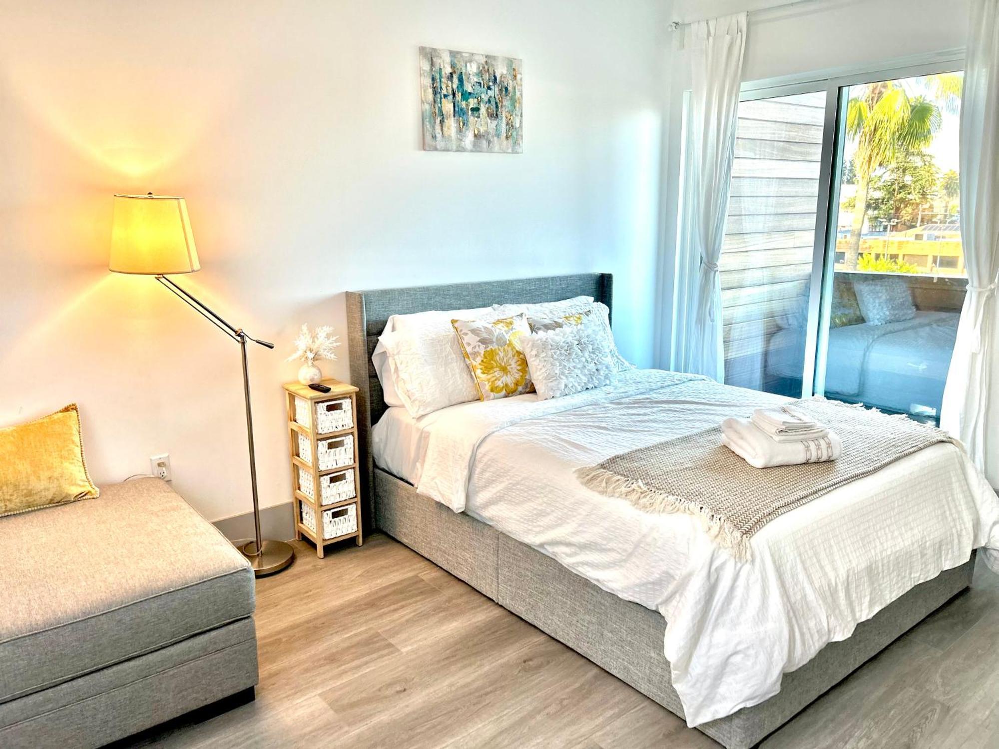Newly Gated Stylish Steps To Hollywood 2b2b Apartment