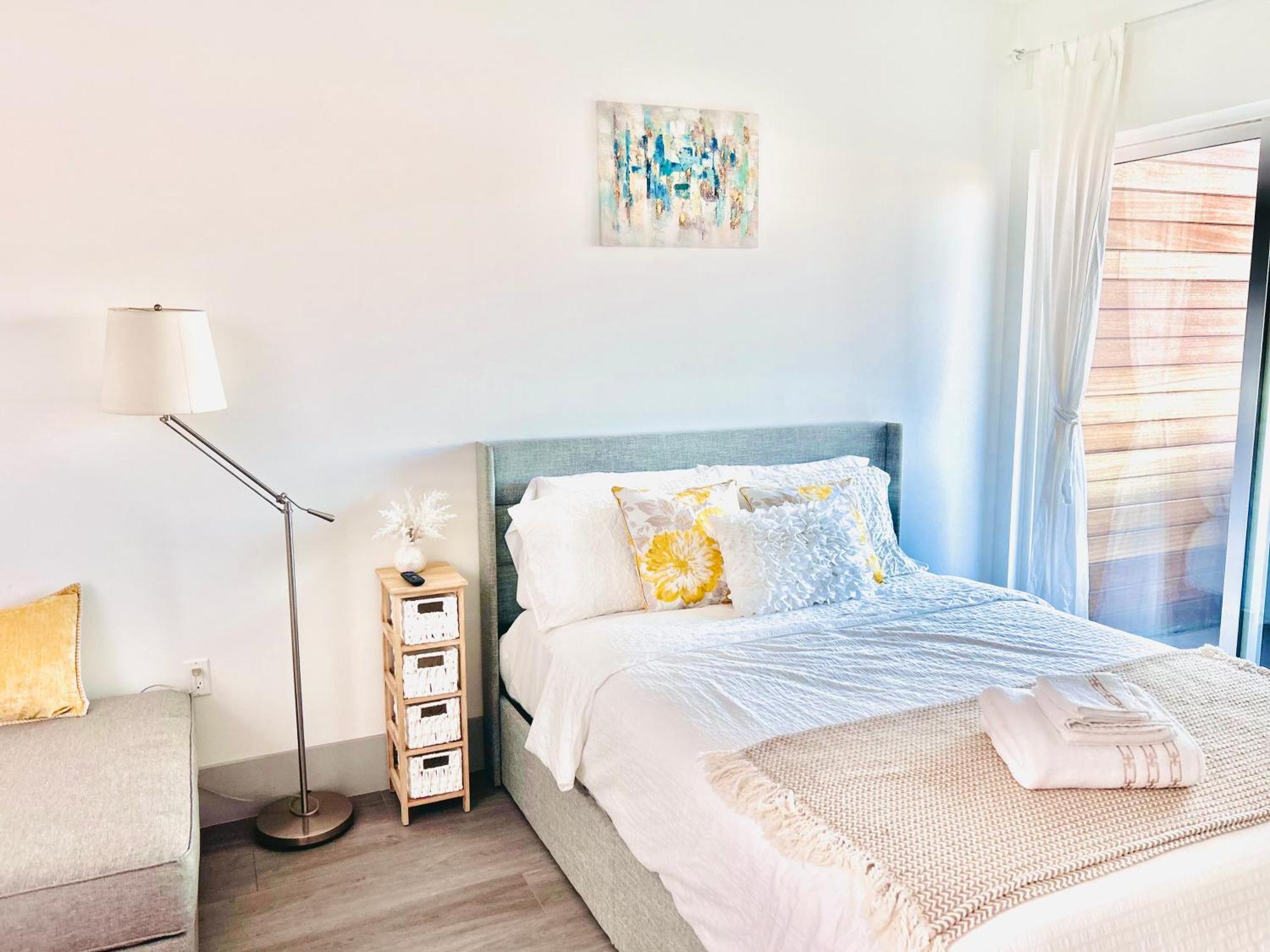 Apartment Newly Gated Stylish Steps To Hollywood 2b2b *