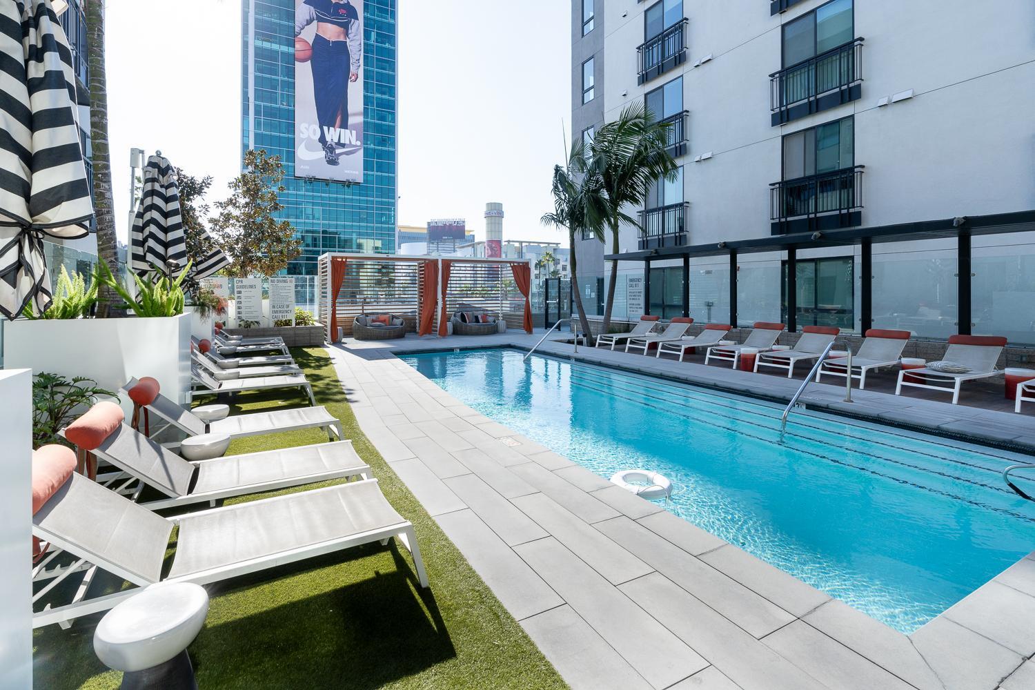 Sunset Lounge On Sunset Blvd With Pool & Jacuzzi Los Angeles