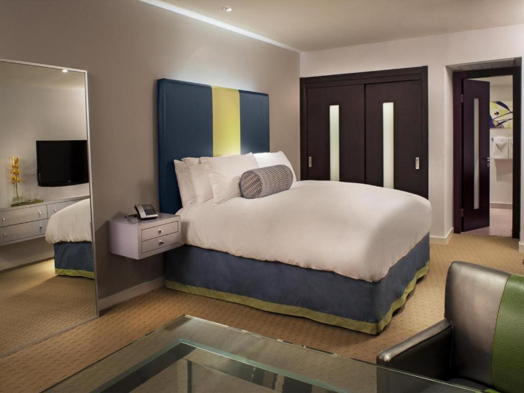 Sunset Marquis & 4*