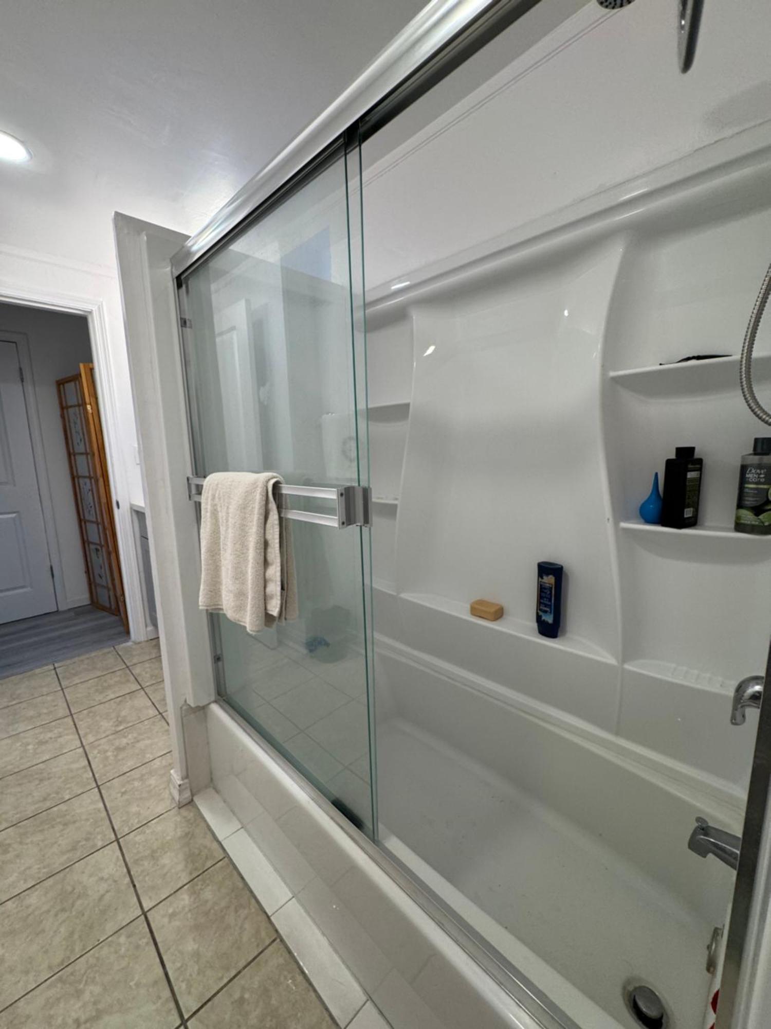 Walk Of Fame 1 Bedroom With Shared Bathroom And Kitchen *