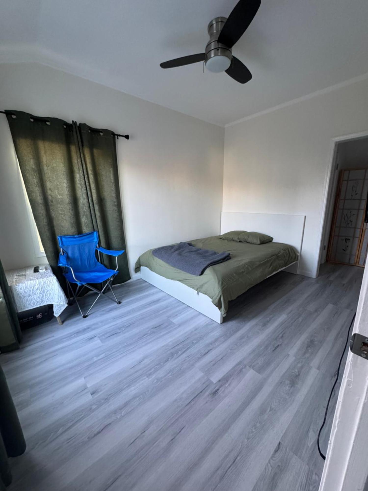Walk Of Fame 1 Bedroom With Shared Bathroom And Kitchen