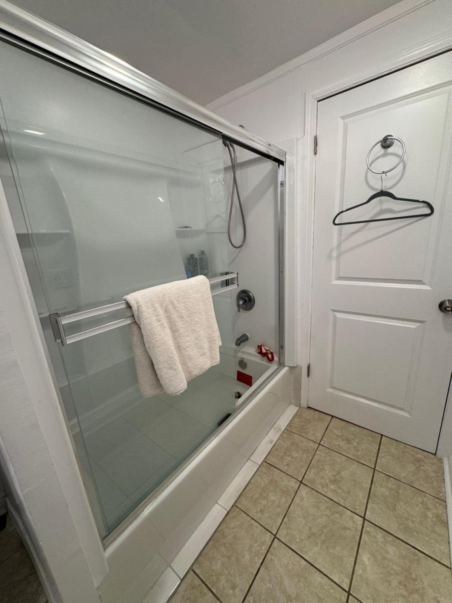 Walk Of Fame 1 Bedroom With Shared Bathroom And Kitchen * Los Angeles