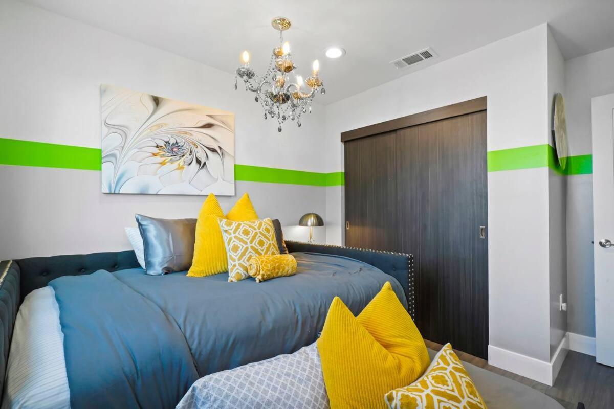 C- Vibrant And Glam Noho Pad Near U-studios And H-sign Apartment
