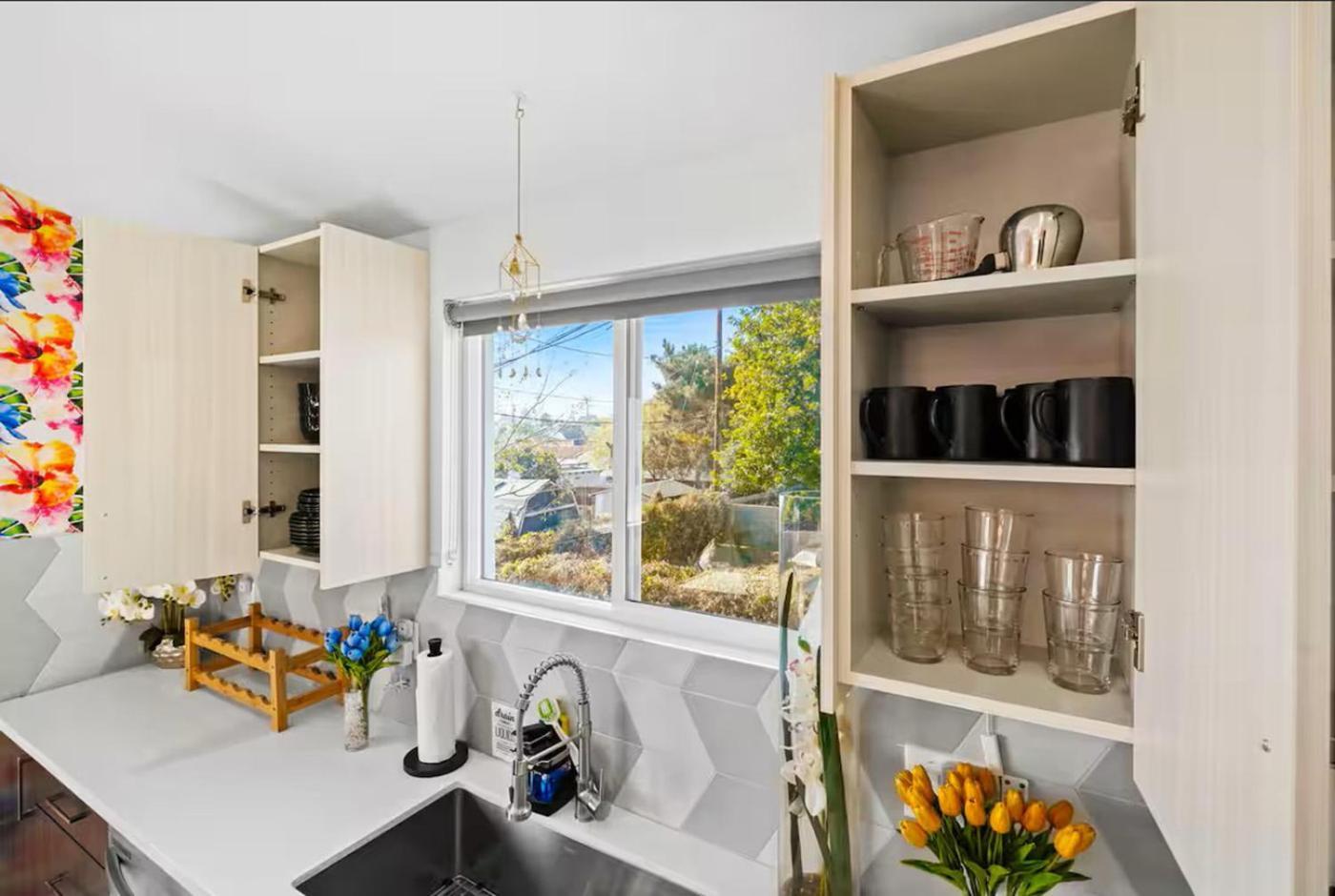 C- Vibrant And Glam Noho Pad Near U-studios And H-sign Apartment
