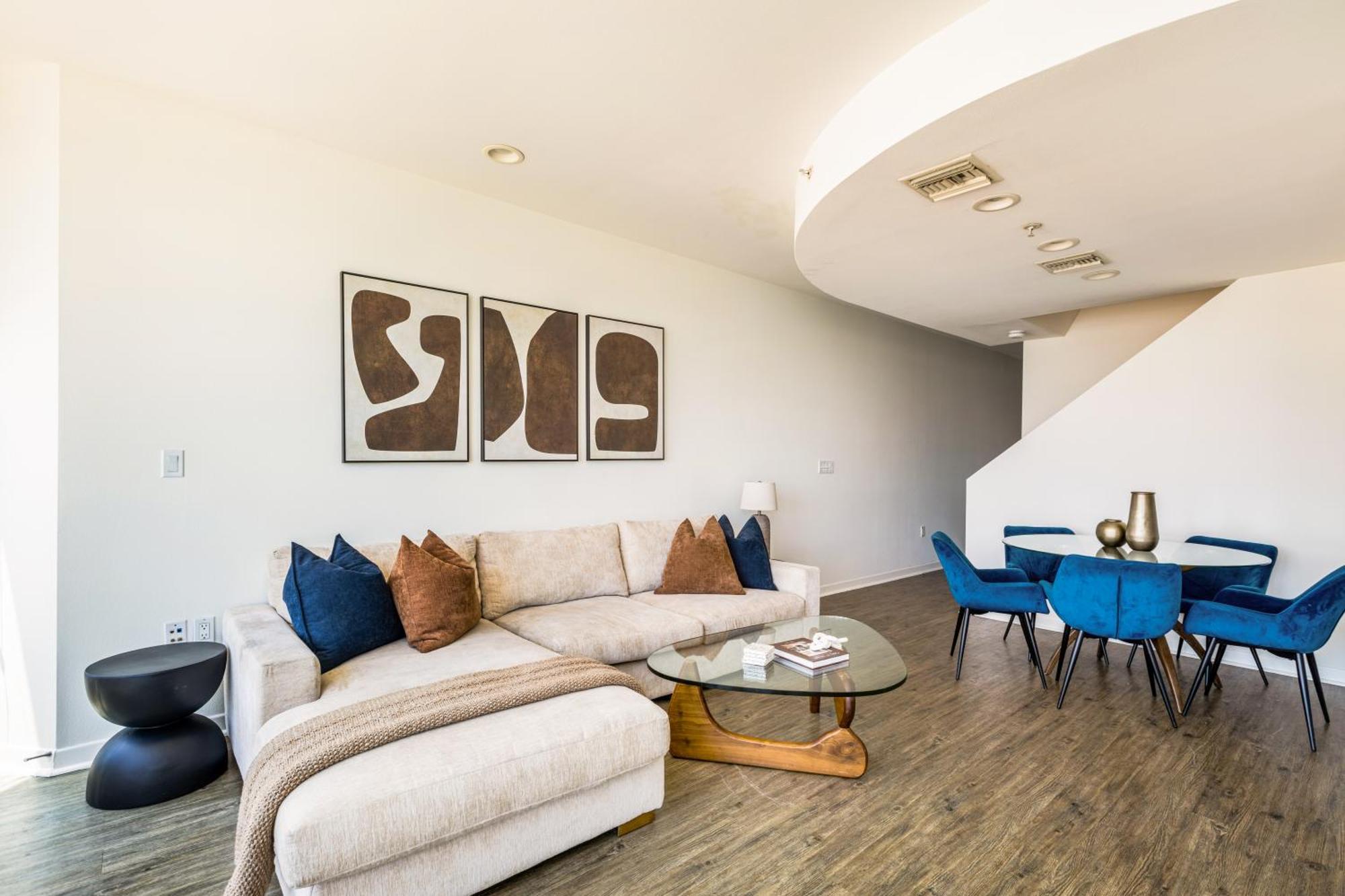 Waterfront 2br Duplex Stunning Marina Views Apartment