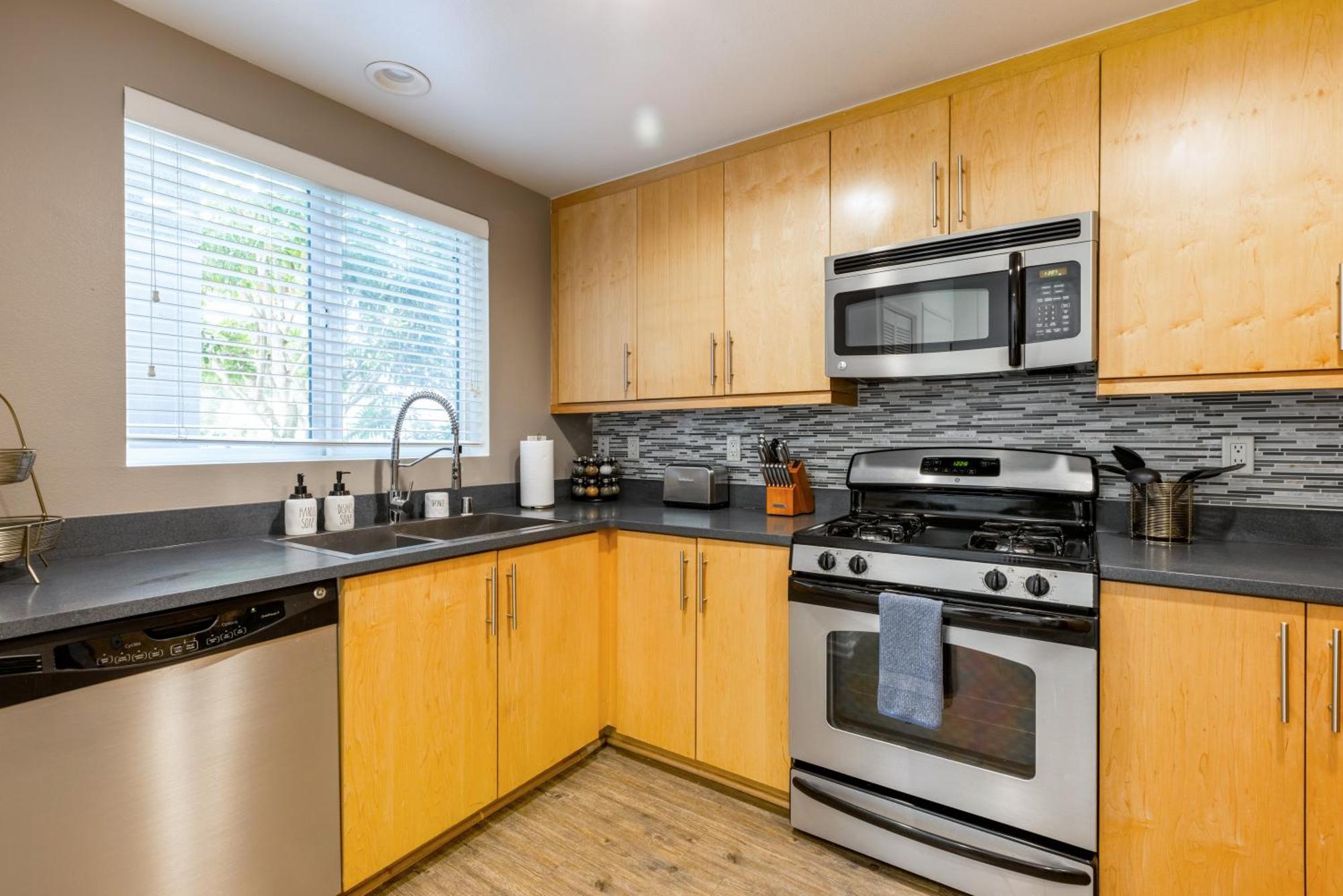 Waterfront 2br Duplex Stunning Marina Views Apartment