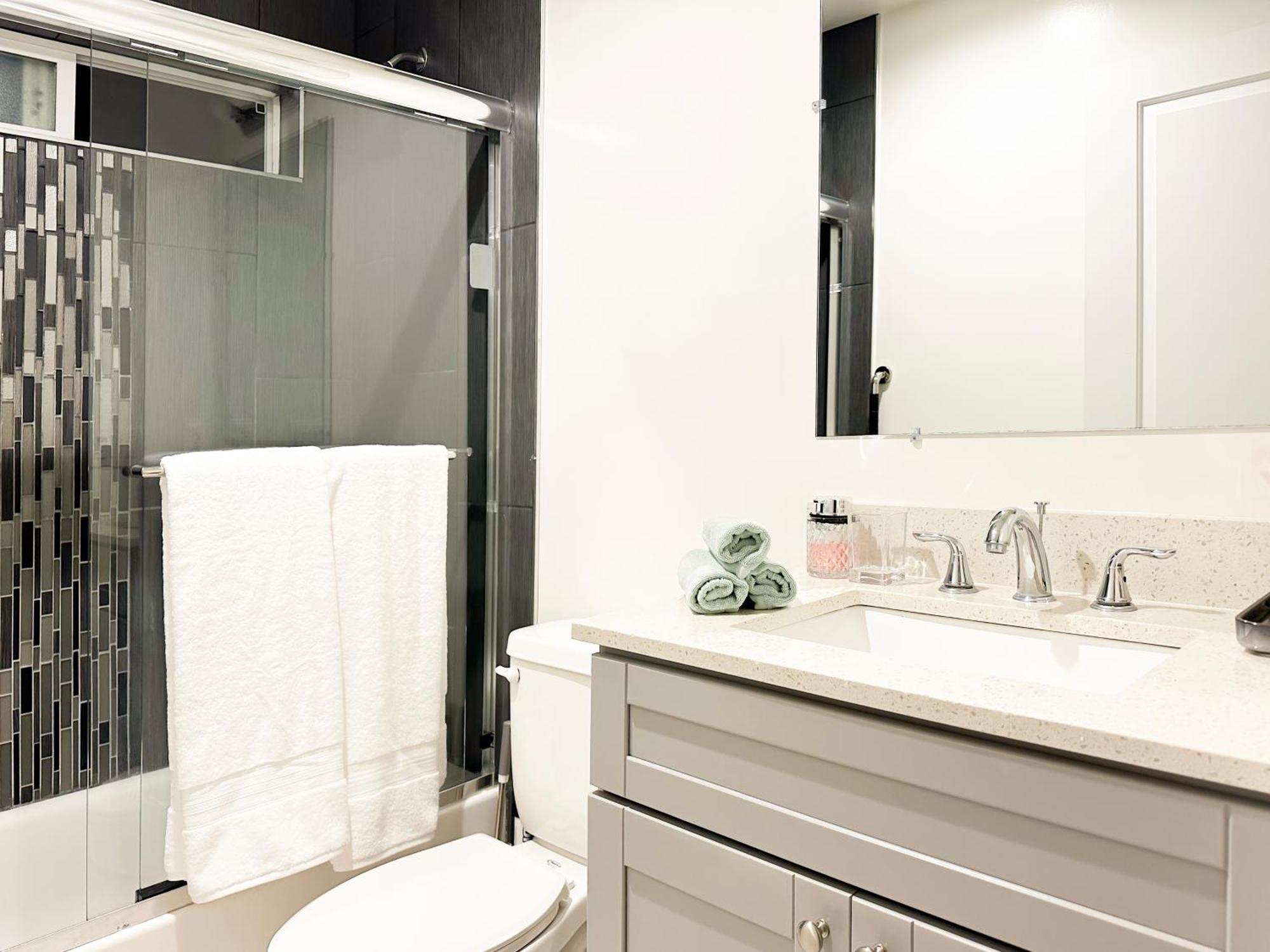 Brand New 5-bedroom House 2 Free Parkings Apartment Los Angeles