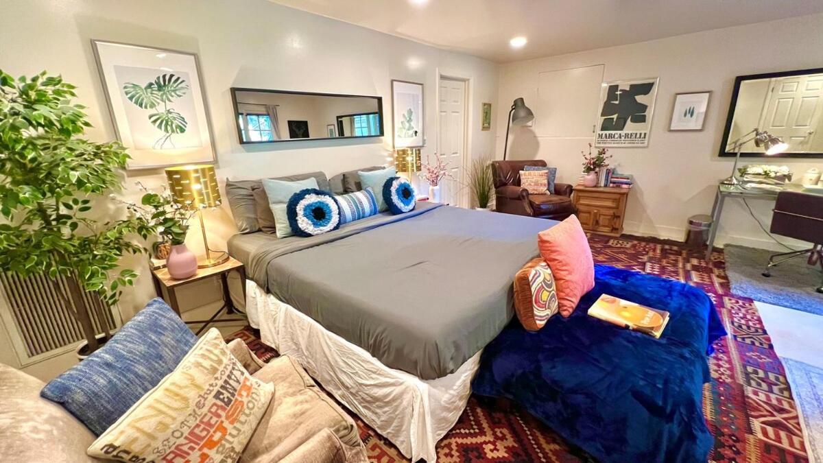 Hollywood Hills Retreat With Jacuzzi Style Tub, Steam Room, Tree-top Views Garden Patio Holiday home