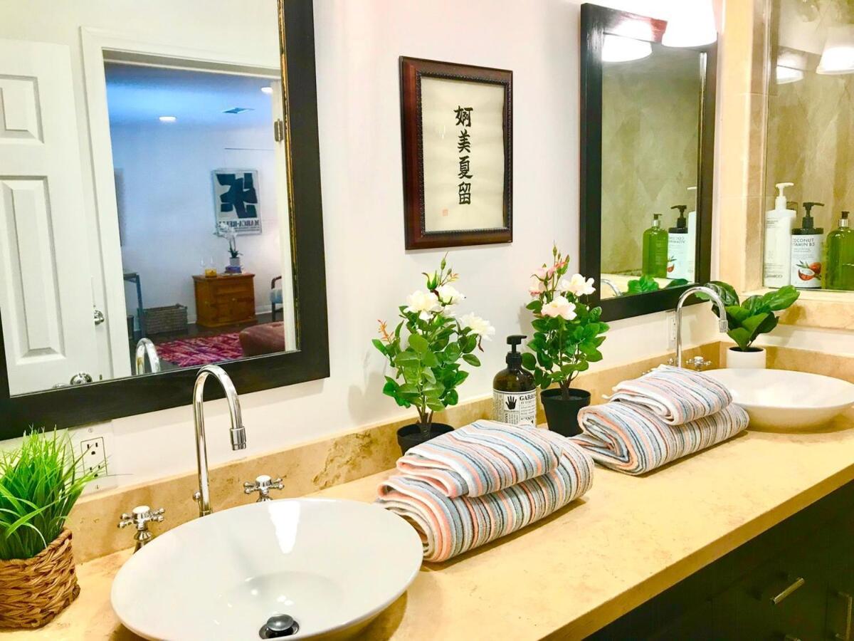 Hollywood Hills Retreat With Jacuzzi Style Tub, Steam Room, Tree-top Views Garden Patio Holiday home Los Angeles