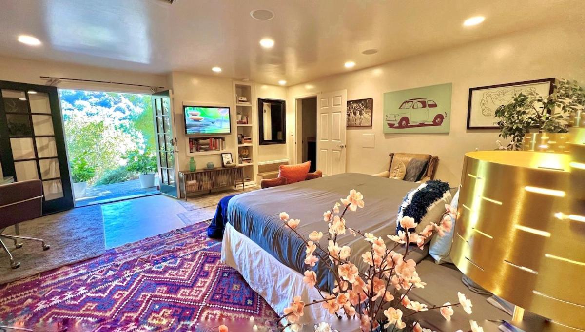 Hollywood Hills Retreat With Jacuzzi Style Tub, Steam Room, Tree-top Views Garden Patio Holiday home Los Angeles