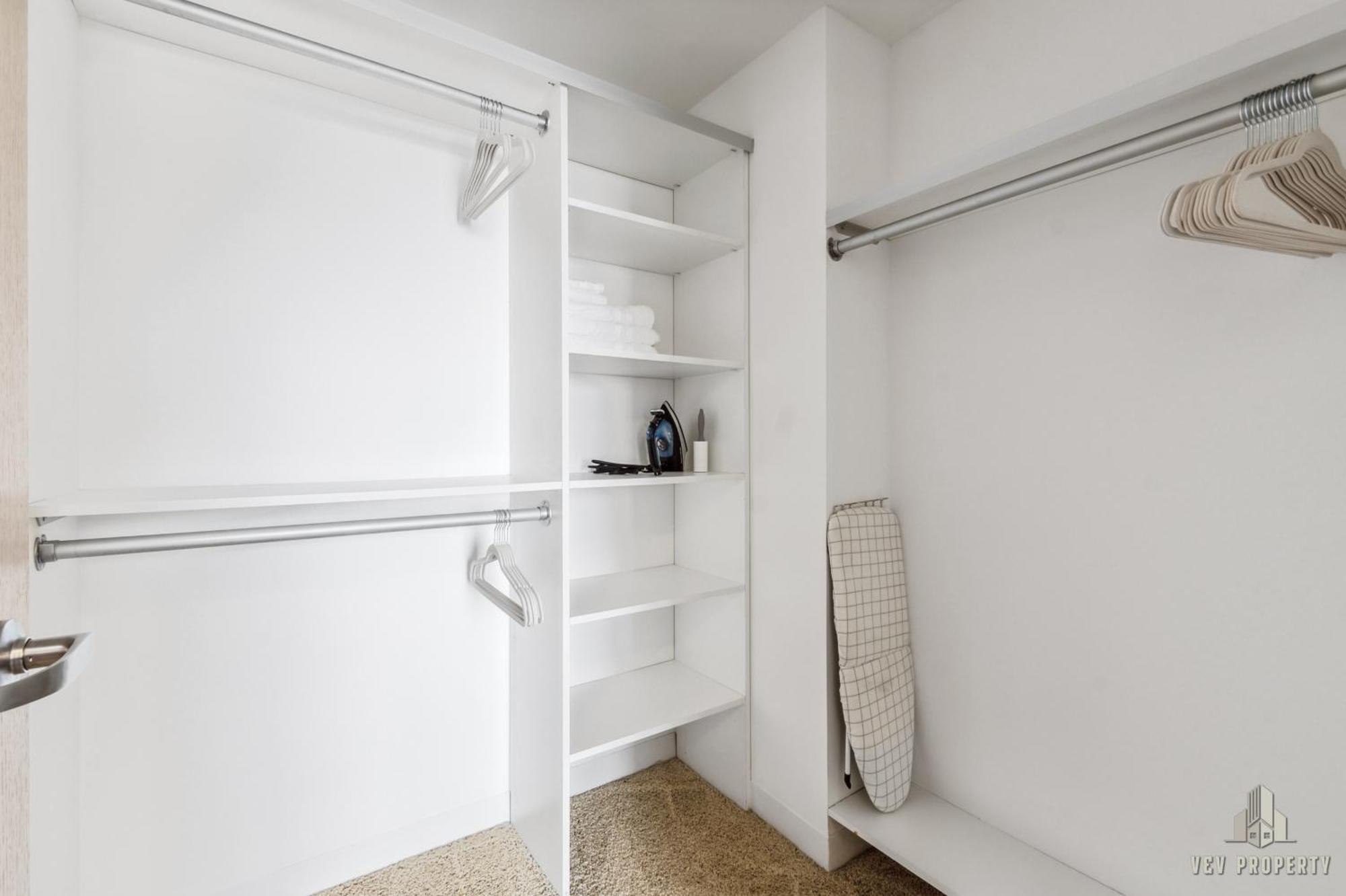 Lux High Rise 1bdr With Free Parking & Pool, Gym Apartment *