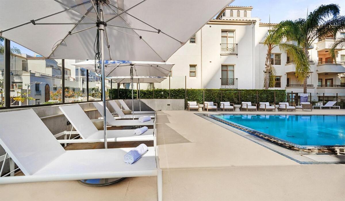 Sexy One Bedroom - Pool View & Parking Los Angeles