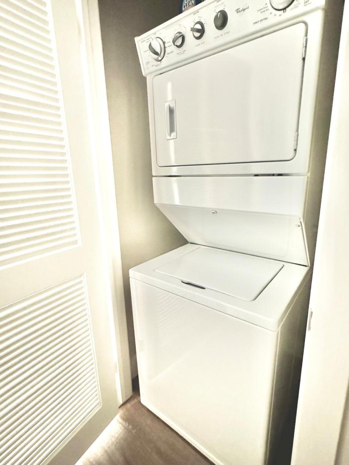 Sexy One Bedroom - Pool View & Parking *