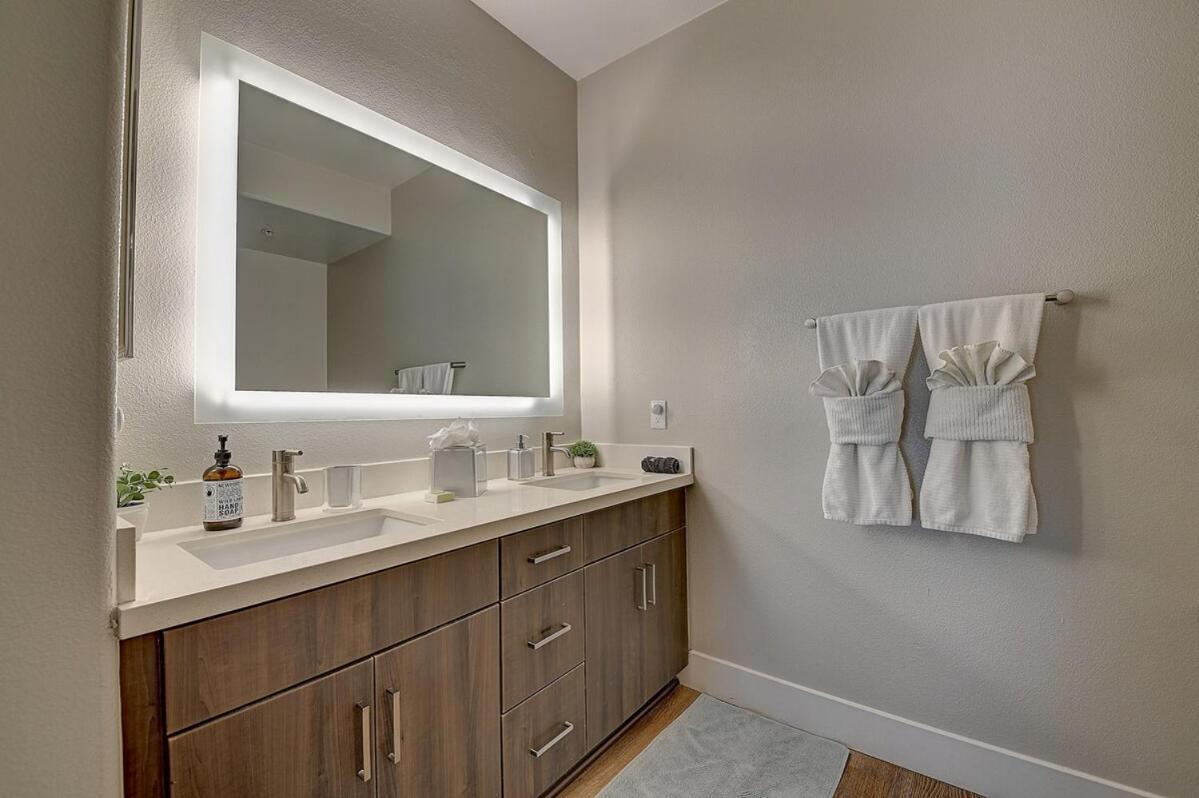 Sexy One Bedroom - Pool View & Parking