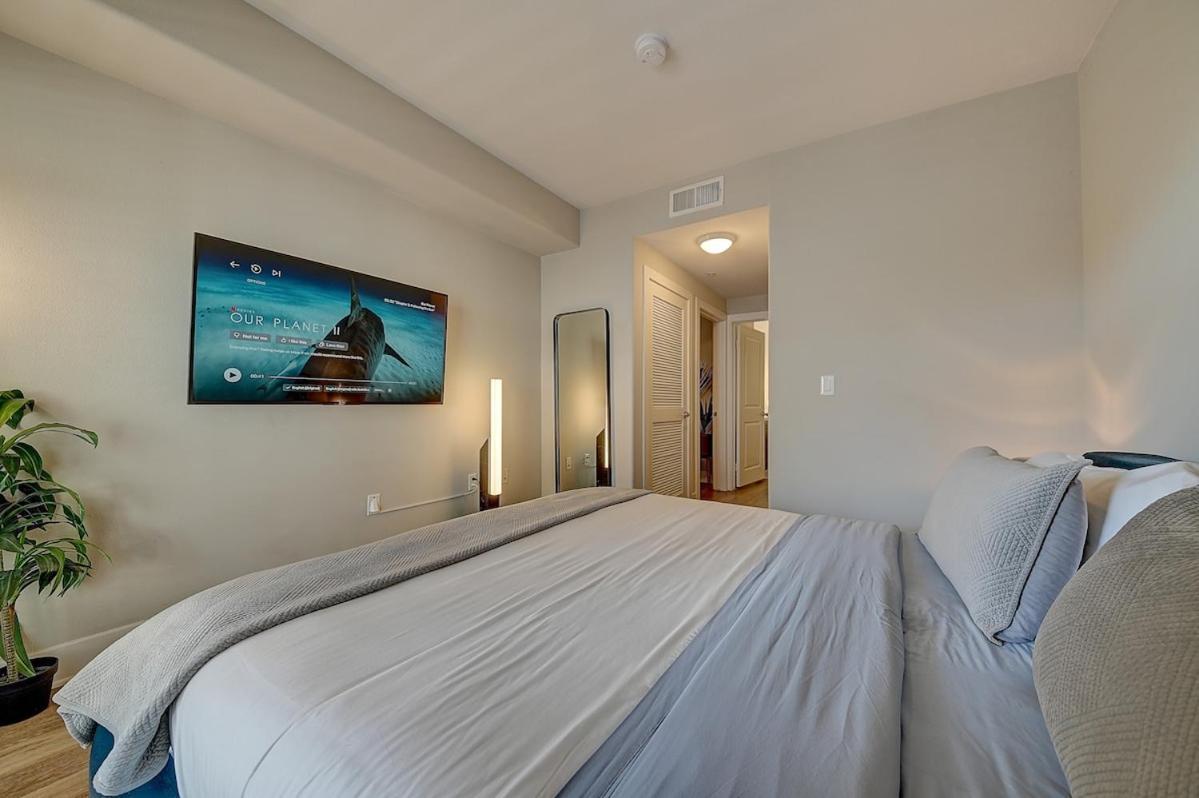 Sexy One Bedroom - Pool View & Parking Aparthotel Los Angeles