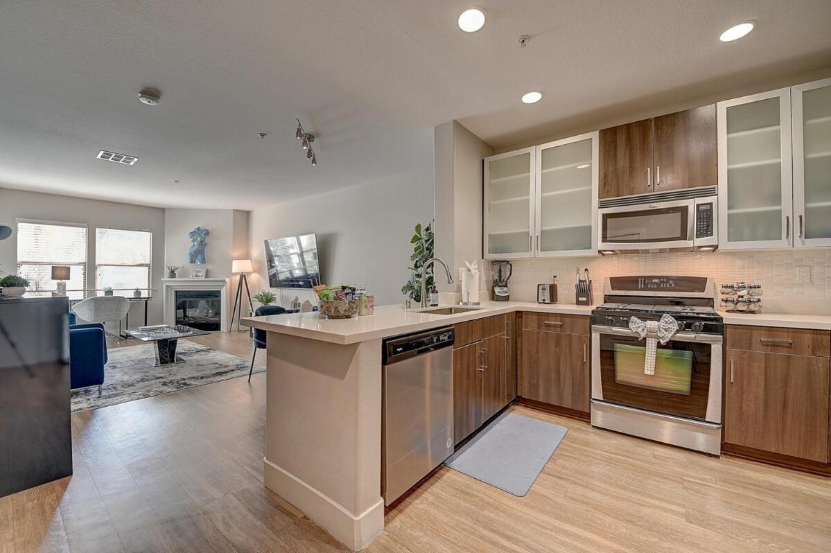 Sexy One Bedroom - Pool View & Parking Los Angeles